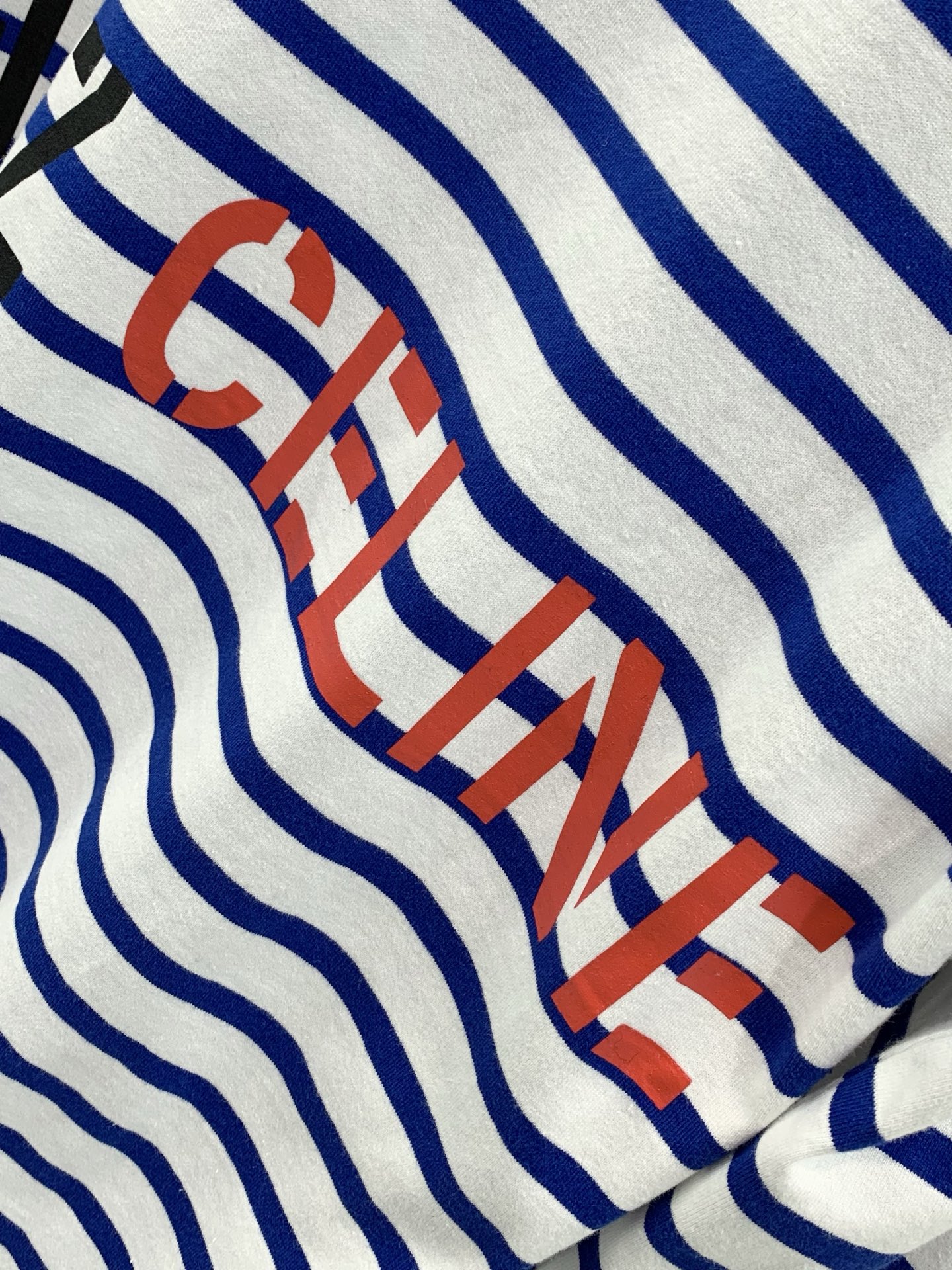 ,Celine 瑟琳,2026早秋新品,专柜同步有售,原单狠货,时尚休闲圆领长袖T恤,采用进口原版面料,顶级印花工艺字母 ,Celine 瑟琳,2026早秋新品,专柜同步有售,原单狠货,时尚休闲圆领长袖T恤,采用进口原版面料,顶级印花工艺字母