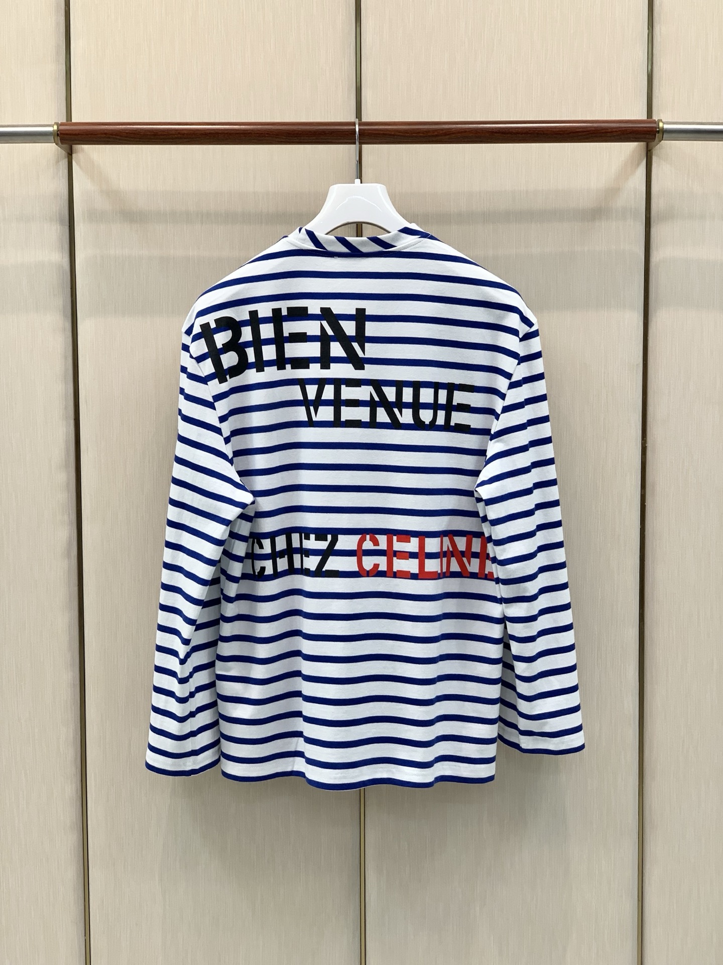 ,Celine 瑟琳,2026早秋新品,专柜同步有售,原单狠货,时尚休闲圆领长袖T恤,采用进口原版面料,顶级印花工艺字母 ,Celine 瑟琳,2026早秋新品,专柜同步有售,原单狠货,时尚休闲圆领长袖T恤,采用进口原版面料,顶级印花工艺字母