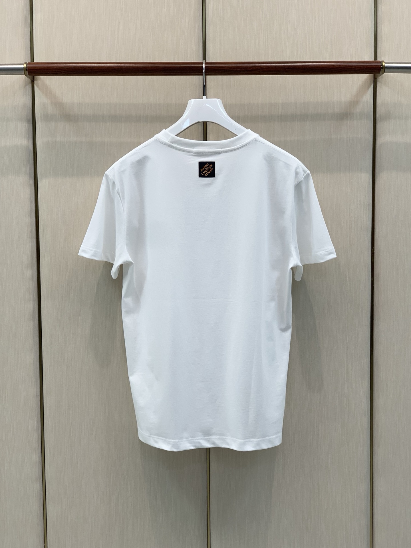 ，LouisVuitton 路易威登，2026夏季最新款，专柜同步有售，原单狠货，时尚休闲圆领短袖T恤，上身很有特点！吸