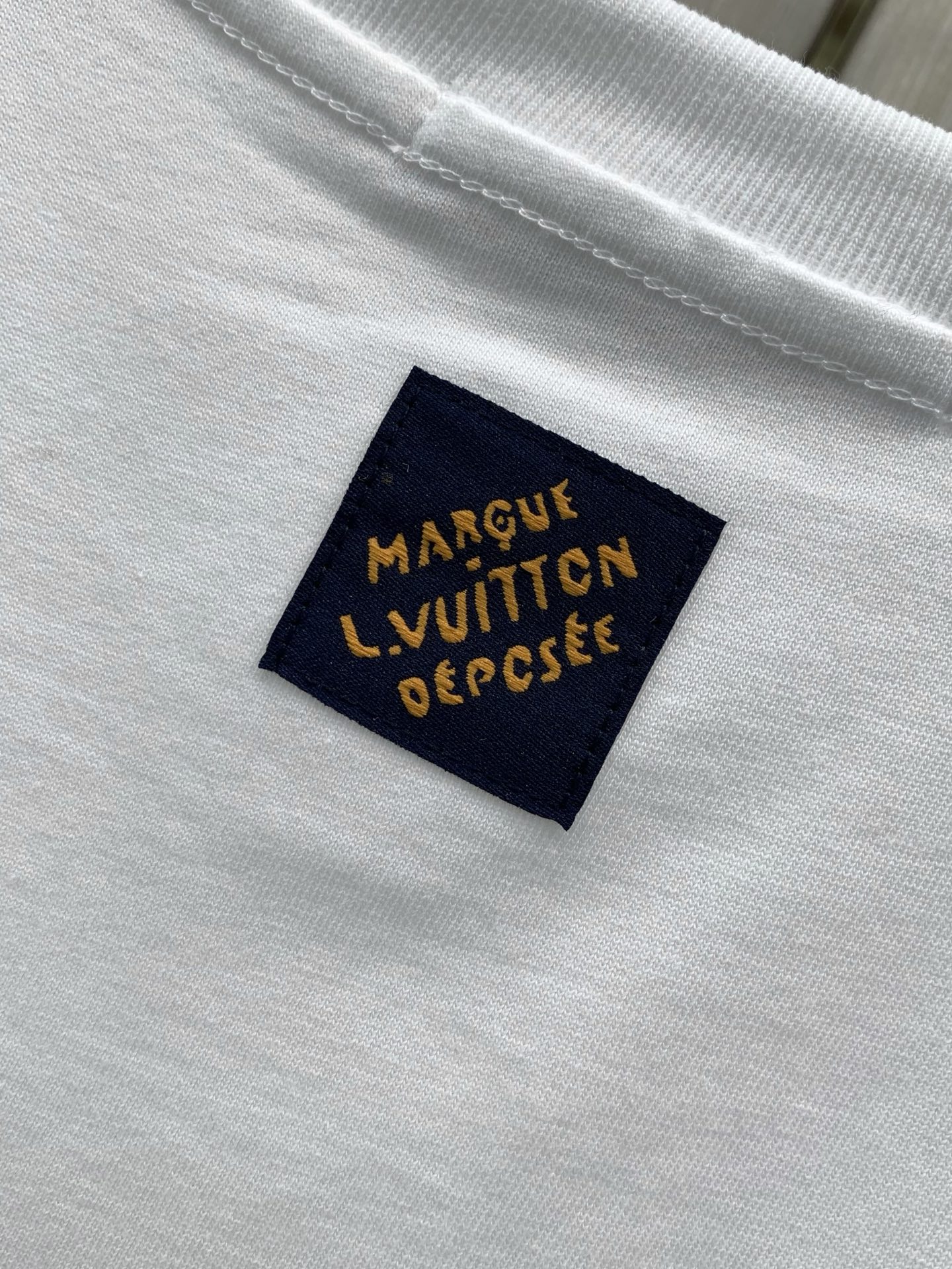 ，LouisVuitton 路易威登，2026夏季最新款，专柜同步有售，原单狠货，时尚休闲圆领短袖T恤，上身很有特点！吸