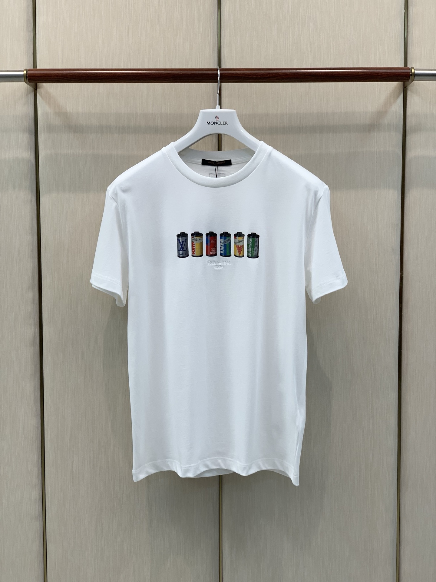 ，LouisVuitton 路易威登，2026夏季最新款，专柜同步有售，原单狠货，时尚休闲圆领短袖T恤，上身很有特点！吸