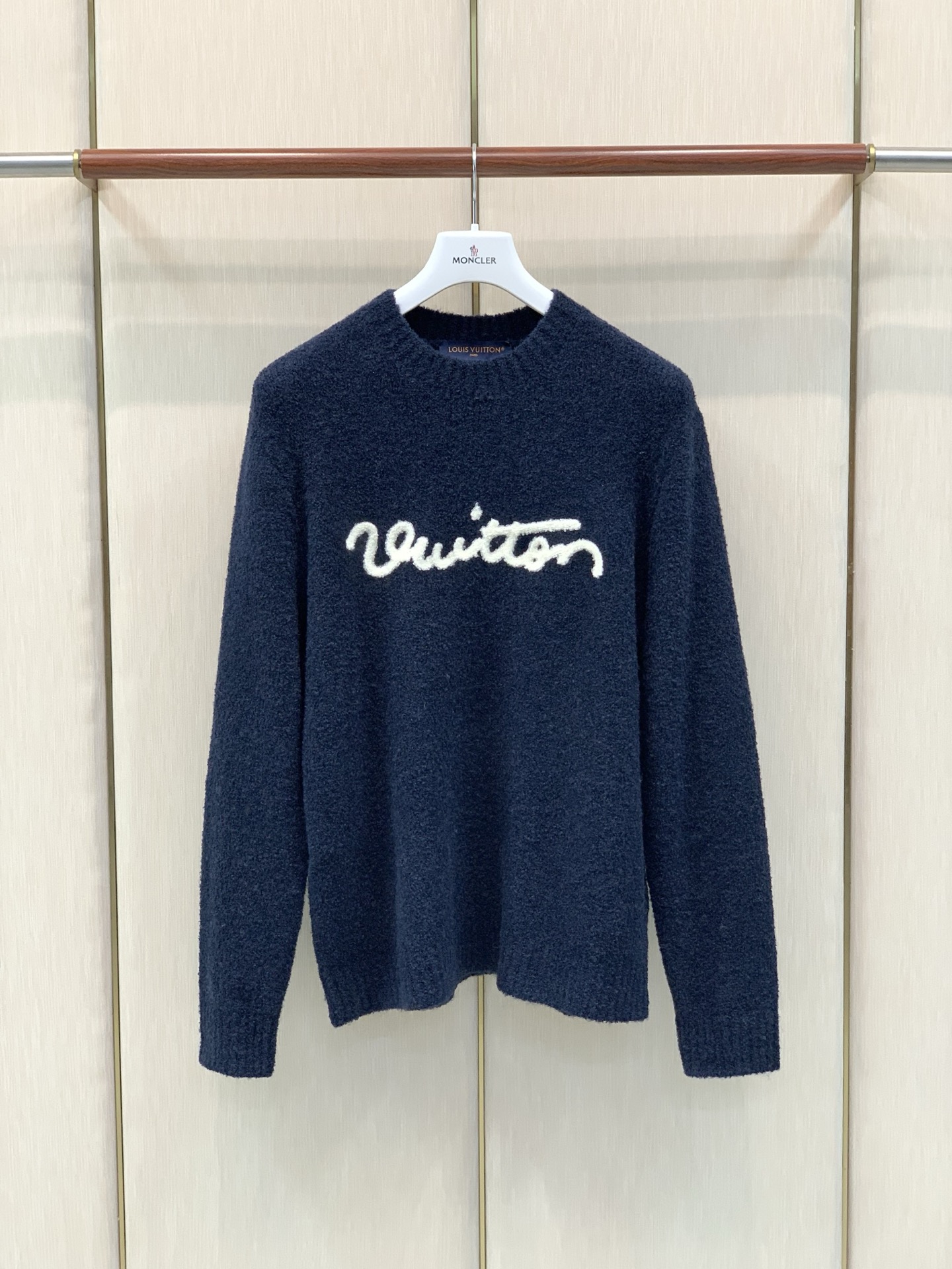 ，LouisVuitton 路易威登，2026冬季最新款，专柜同步有售，原单狠货，时尚休闲圆领长袖针织毛衣，上身很有特点