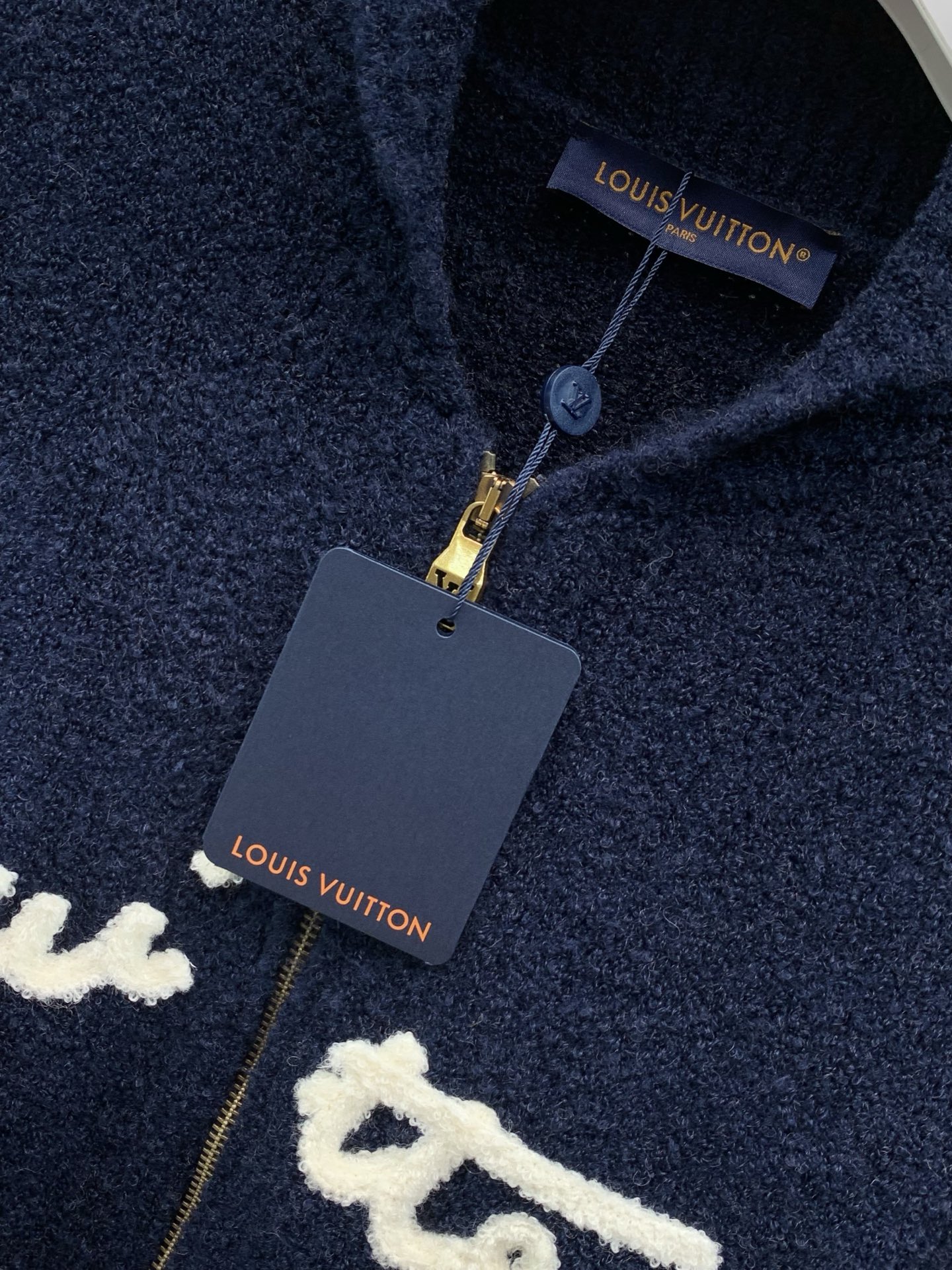 ，LouisVuitton 路易威登，2026冬季最新款，专柜同步有售，原单狠货，时尚休闲针织开衫毛衣，上身很有特点！吸