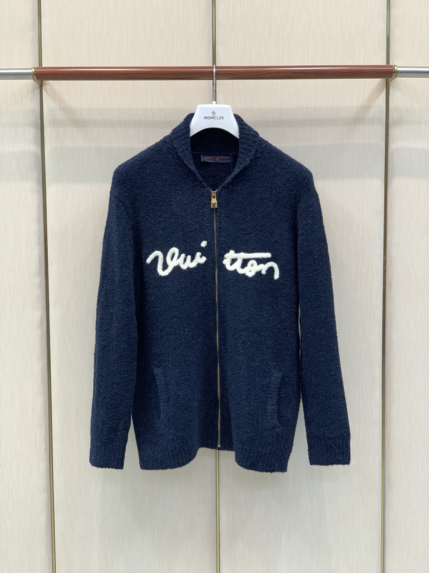 ，LouisVuitton 路易威登，2026冬季最新款，专柜同步有售，原单狠货，时尚休闲针织开衫毛衣，上身很有特点！吸