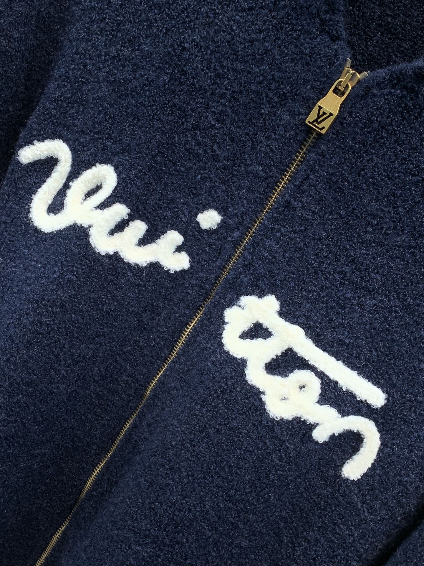 ，LouisVuitton 路易威登，2026冬季最新款，专柜同步有售，原单狠货，时尚休闲针织开衫毛衣，上身很有特点！吸