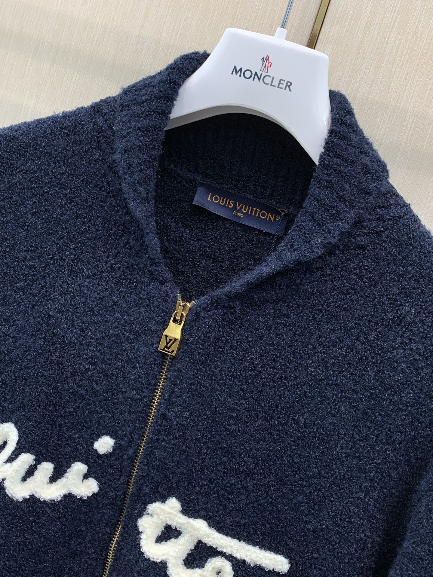 ，LouisVuitton 路易威登，2026冬季最新款，专柜同步有售，原单狠货，时尚休闲针织开衫毛衣，上身很有特点！吸