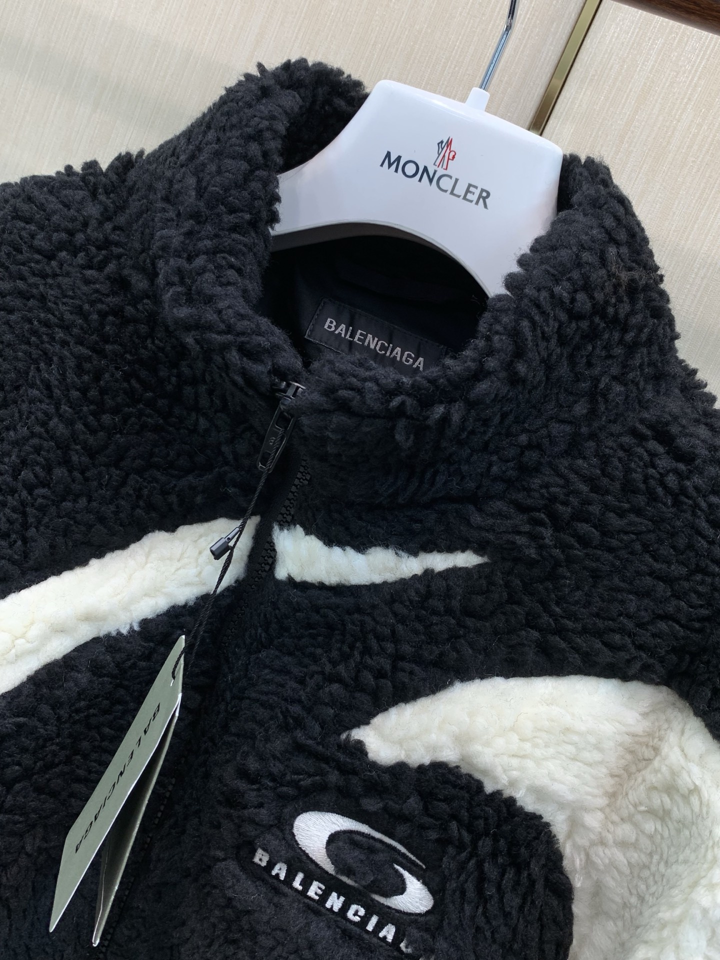 ，Balenciaga 巴黎世家，2026冬季最新款，专柜同步有售，原单狠货，爆款时尚休闲抓绒外套，进口原版面料，顶级刺
