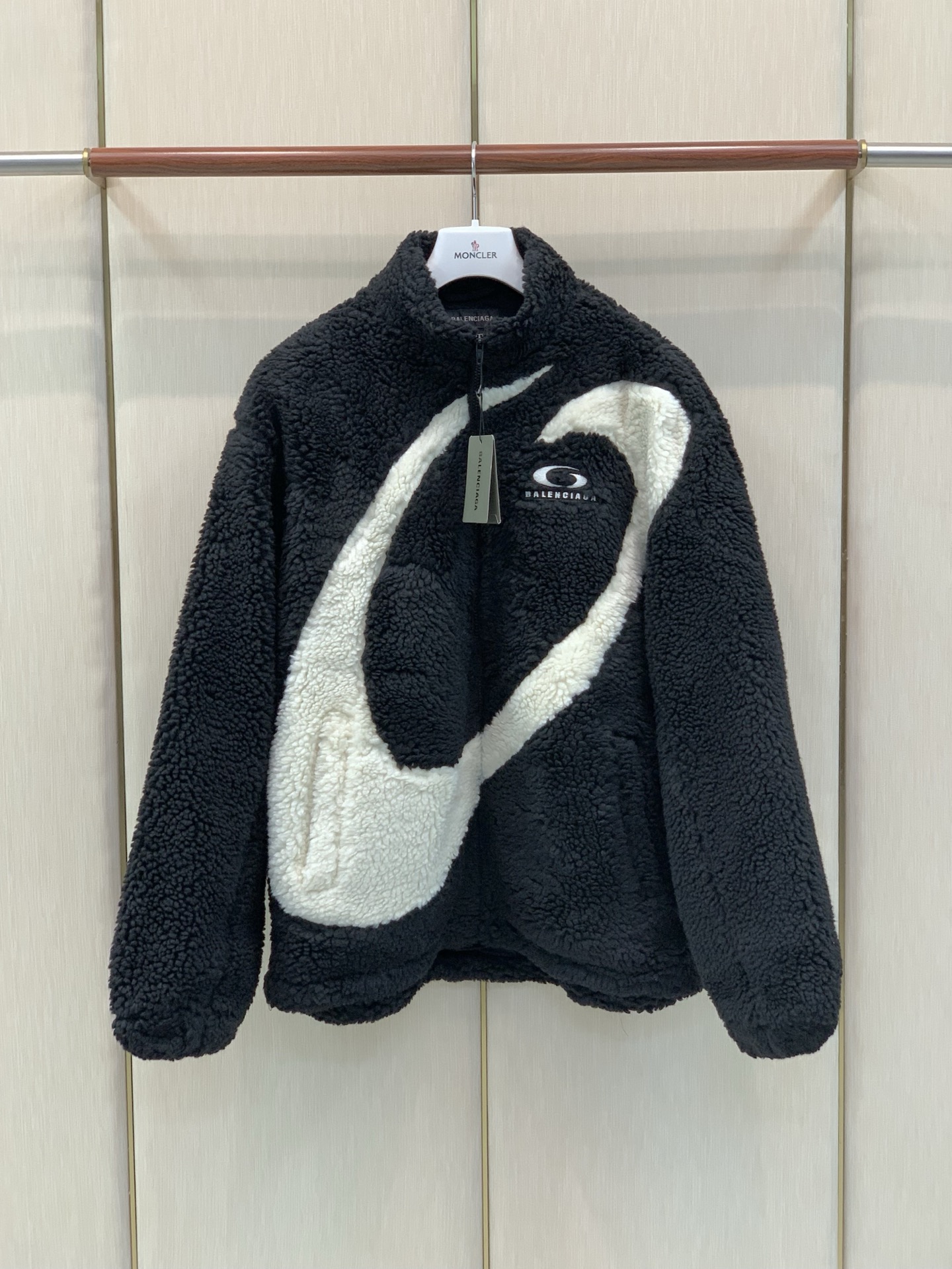 ，Balenciaga 巴黎世家，2026冬季最新款，专柜同步有售，原单狠货，爆款时尚休闲抓绒外套，进口原版面料，顶级刺