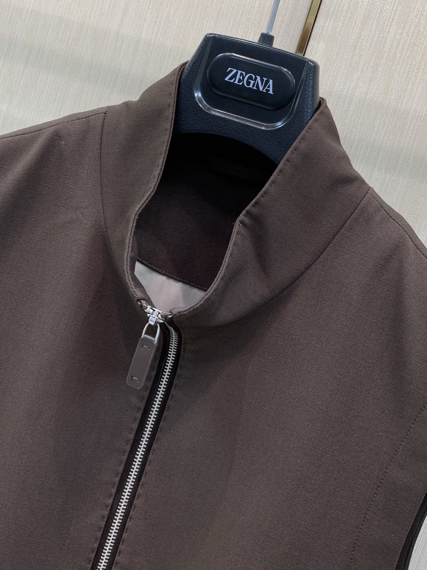 ，杰尼亚 Zegna，2026秋季最新品，专柜同步有售，原单狠货，时尚休闲立领马甲，采用进口原版面料，舒适透气，原版五金
