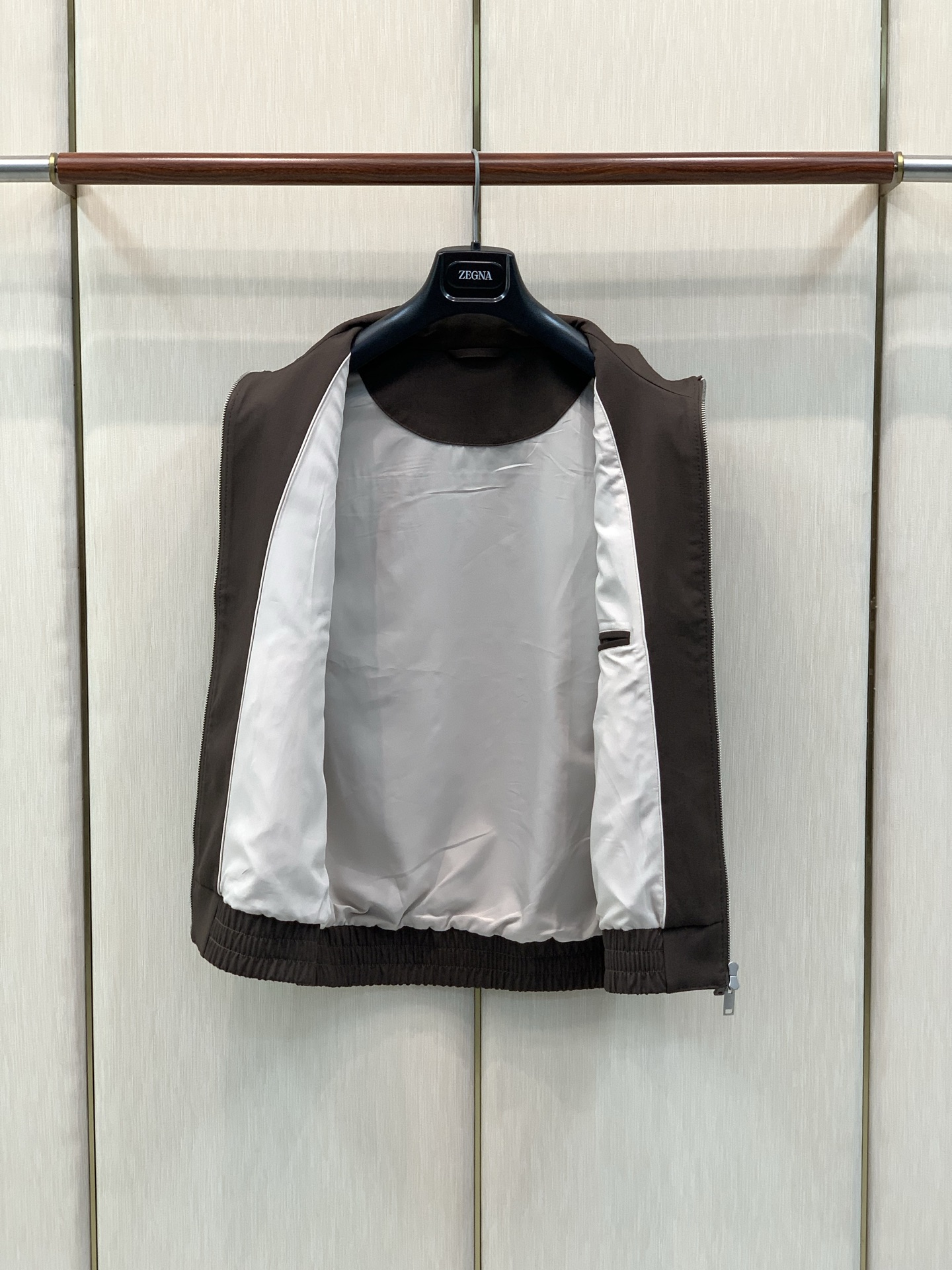 ，杰尼亚 Zegna，2026秋季最新品，专柜同步有售，原单狠货，时尚休闲立领马甲，采用进口原版面料，舒适透气，原版五金