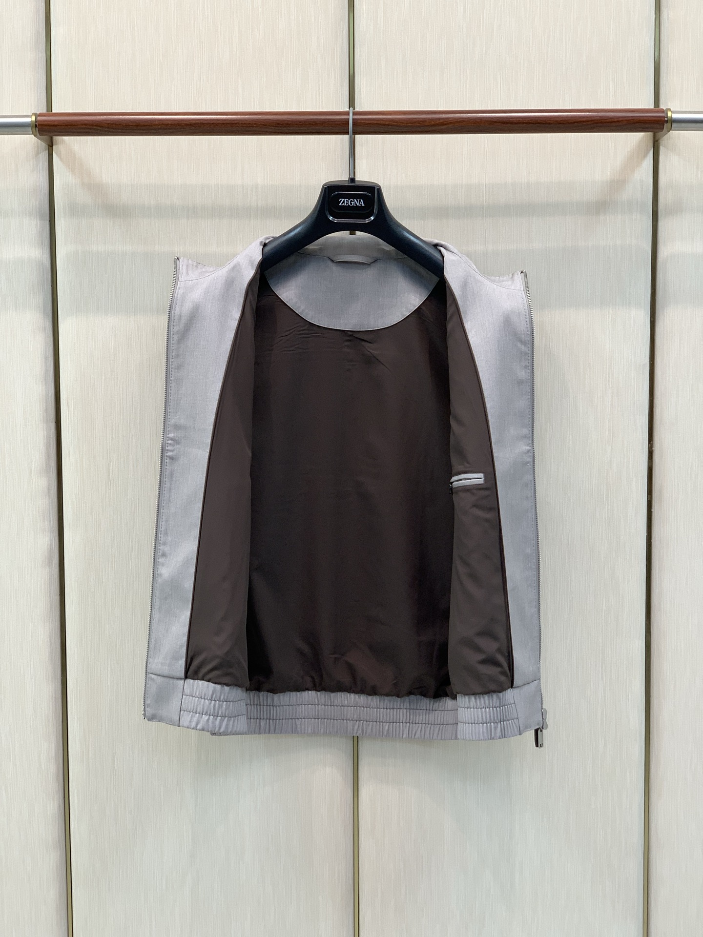 ，杰尼亚 Zegna，2026秋季最新品，专柜同步有售，原单狠货，时尚休闲立领马甲，采用进口原版面料，舒适透气，原版五金