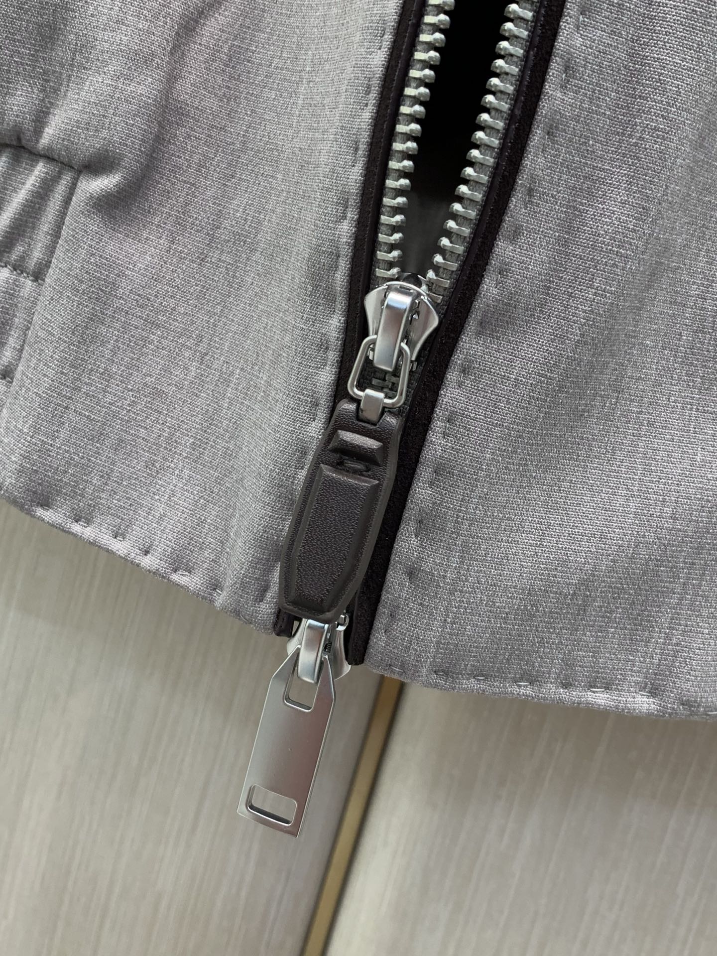 ，杰尼亚 Zegna，2026秋季最新品，专柜同步有售，原单狠货，时尚休闲立领马甲，采用进口原版面料，舒适透气，原版五金