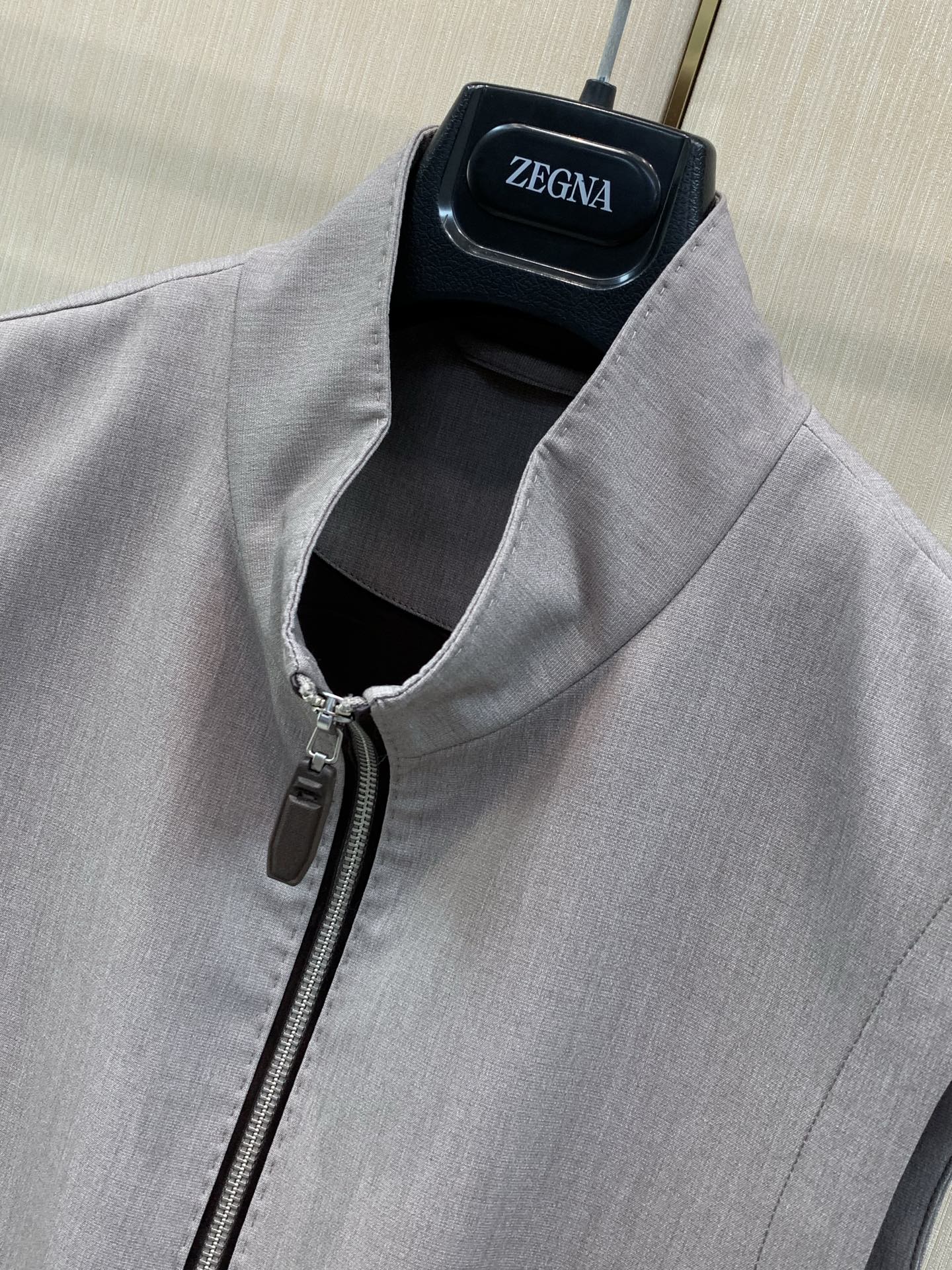 ，杰尼亚 Zegna，2026秋季最新品，专柜同步有售，原单狠货，时尚休闲立领马甲，采用进口原版面料，舒适透气，原版五金