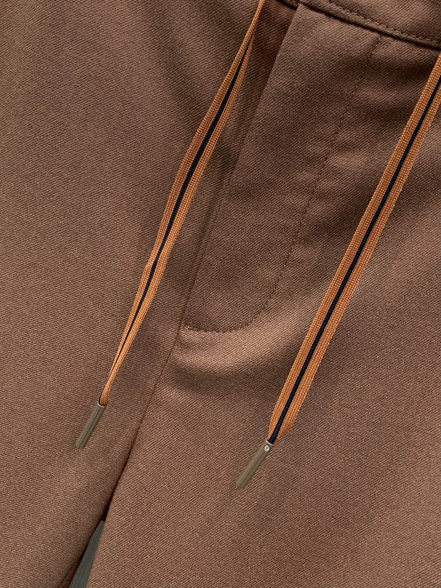，杰尼亚 Zegna，2026春秋最新品，专柜同步有售，原单狠货，时尚休闲裤，采用进口原版面料，舒适透气，原版五金辅料装