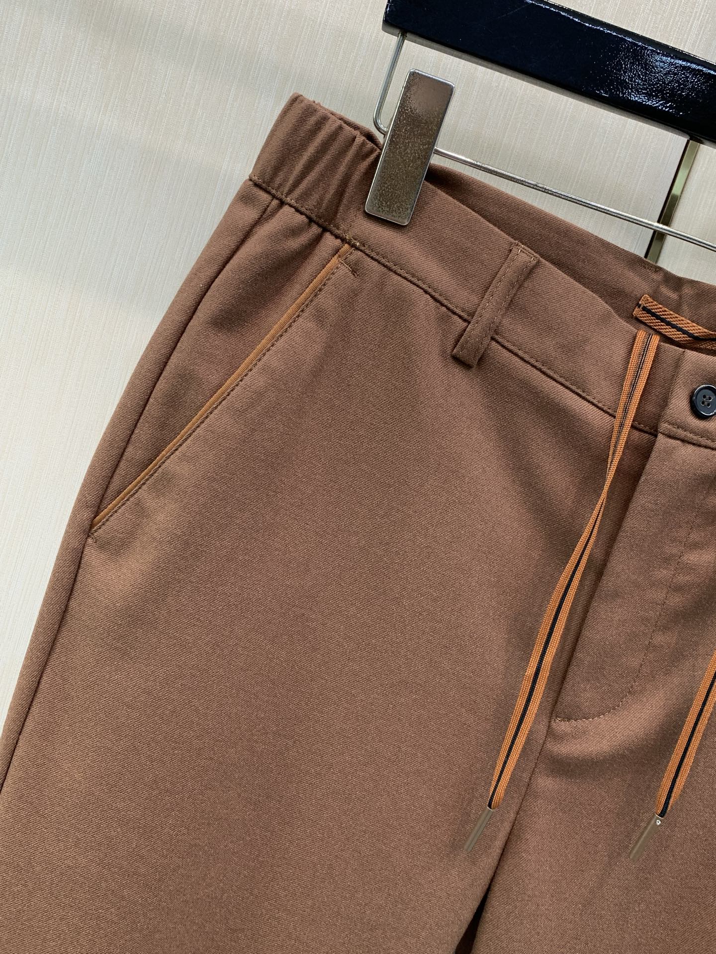 ，杰尼亚 Zegna，2026春秋最新品，专柜同步有售，原单狠货，时尚休闲裤，采用进口原版面料，舒适透气，原版五金辅料装