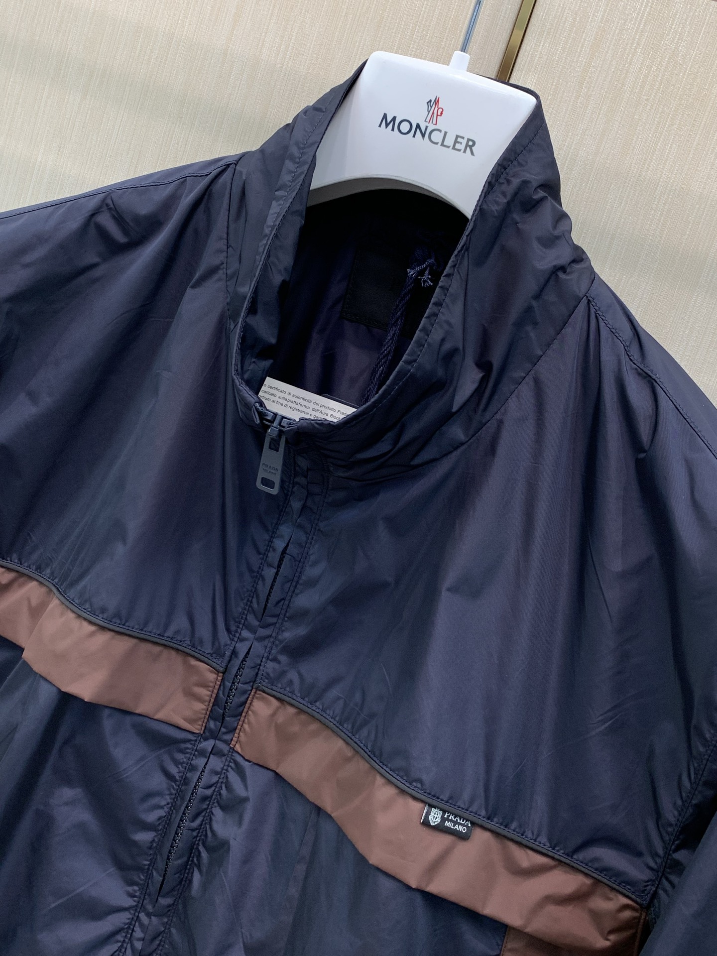 ，PRADA 普拉达，2026秋季最新品，专柜同步有售，时尚休闲连帽夹克外套，进口原版面料，做工极为复杂，唯一可以做代购