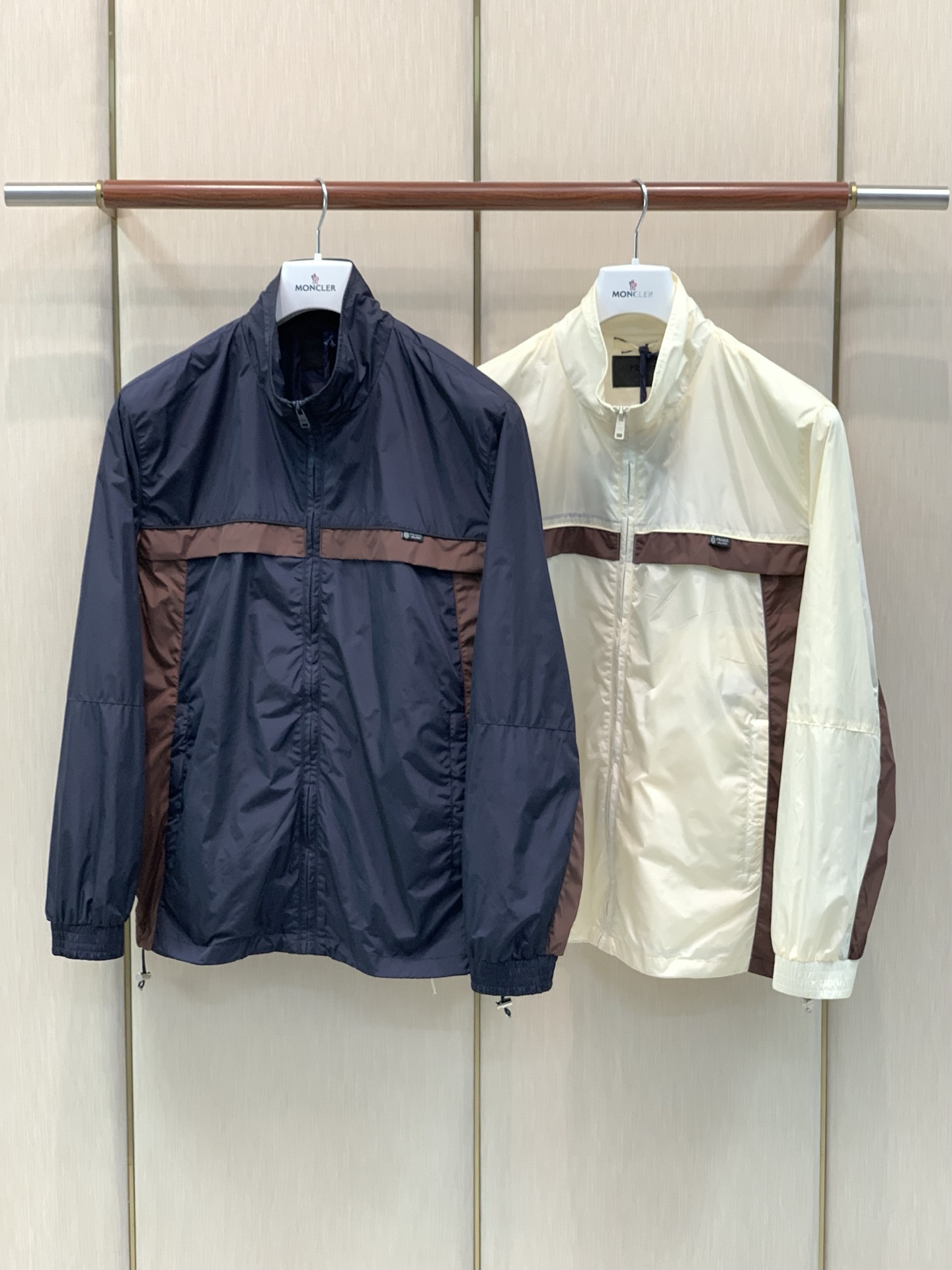 ，PRADA 普拉达，2026秋季最新品，专柜同步有售，时尚休闲连帽夹克外套，进口原版面料，做工极为复杂，唯一可以做代购
