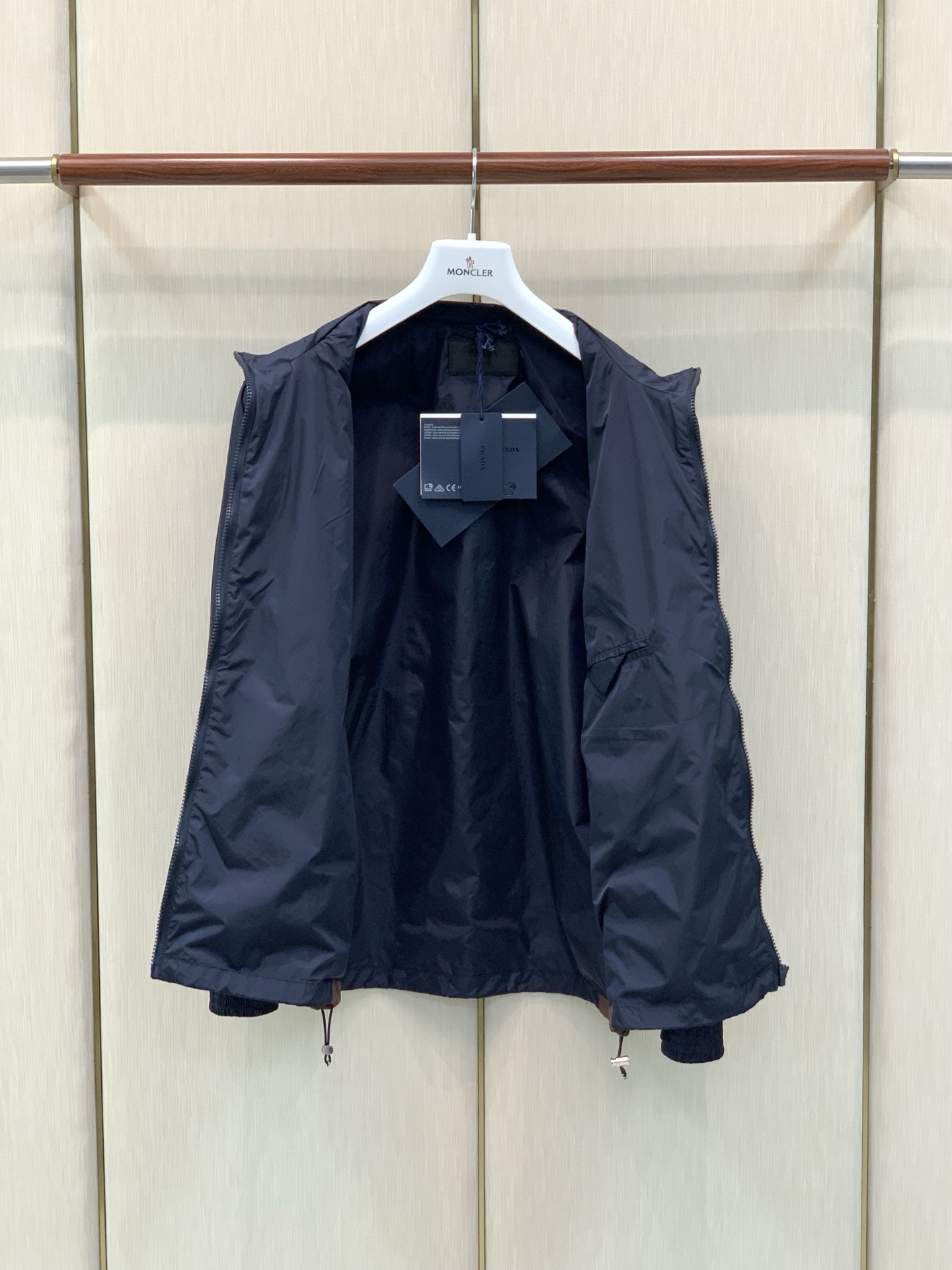 ，PRADA 普拉达，2026秋季最新品，专柜同步有售，时尚休闲连帽夹克外套，进口原版面料，做工极为复杂，唯一可以做代购