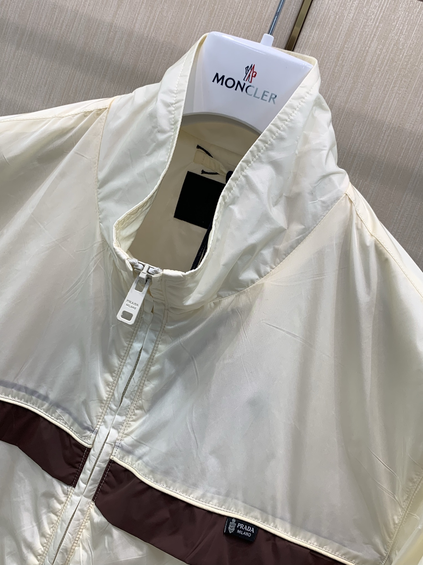，PRADA 普拉达，2026秋季最新品，专柜同步有售，时尚休闲连帽夹克外套，进口原版面料，做工极为复杂，唯一可以做代购