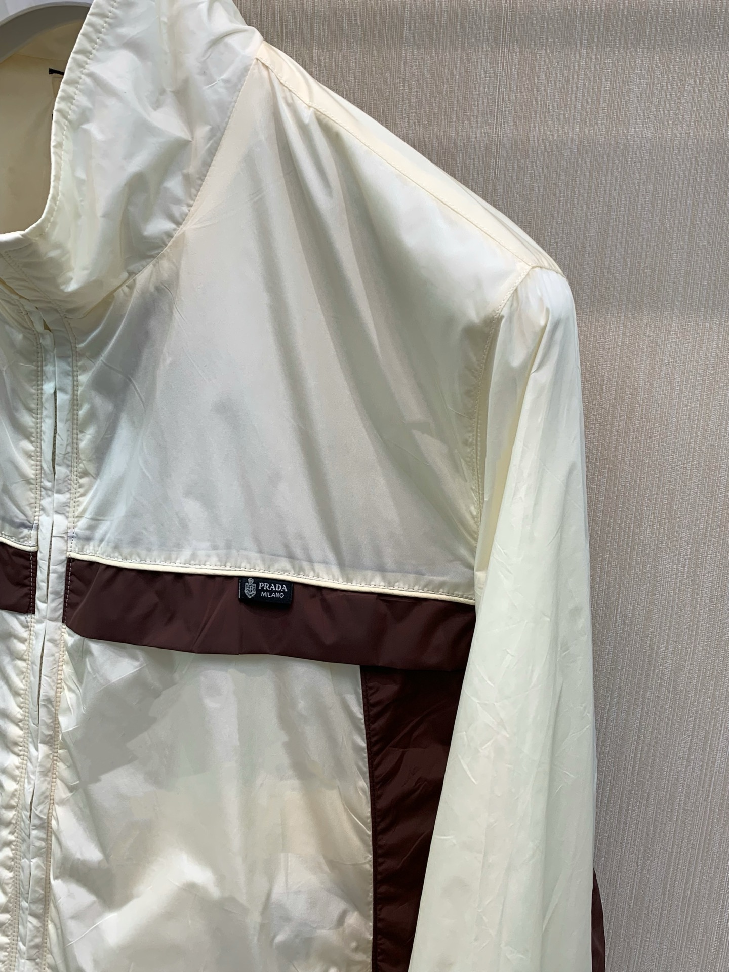 ，PRADA 普拉达，2026秋季最新品，专柜同步有售，时尚休闲连帽夹克外套，进口原版面料，做工极为复杂，唯一可以做代购