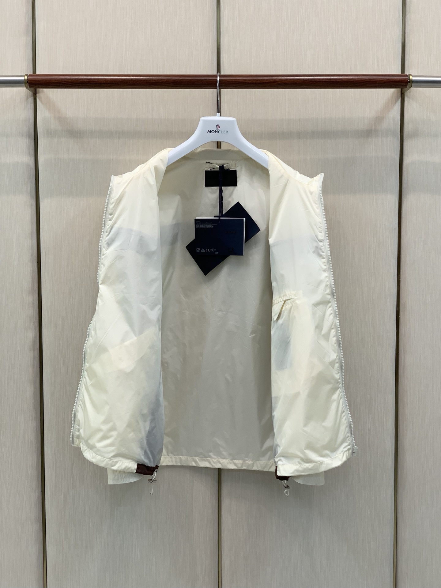 ，PRADA 普拉达，2026秋季最新品，专柜同步有售，时尚休闲连帽夹克外套，进口原版面料，做工极为复杂，唯一可以做代购