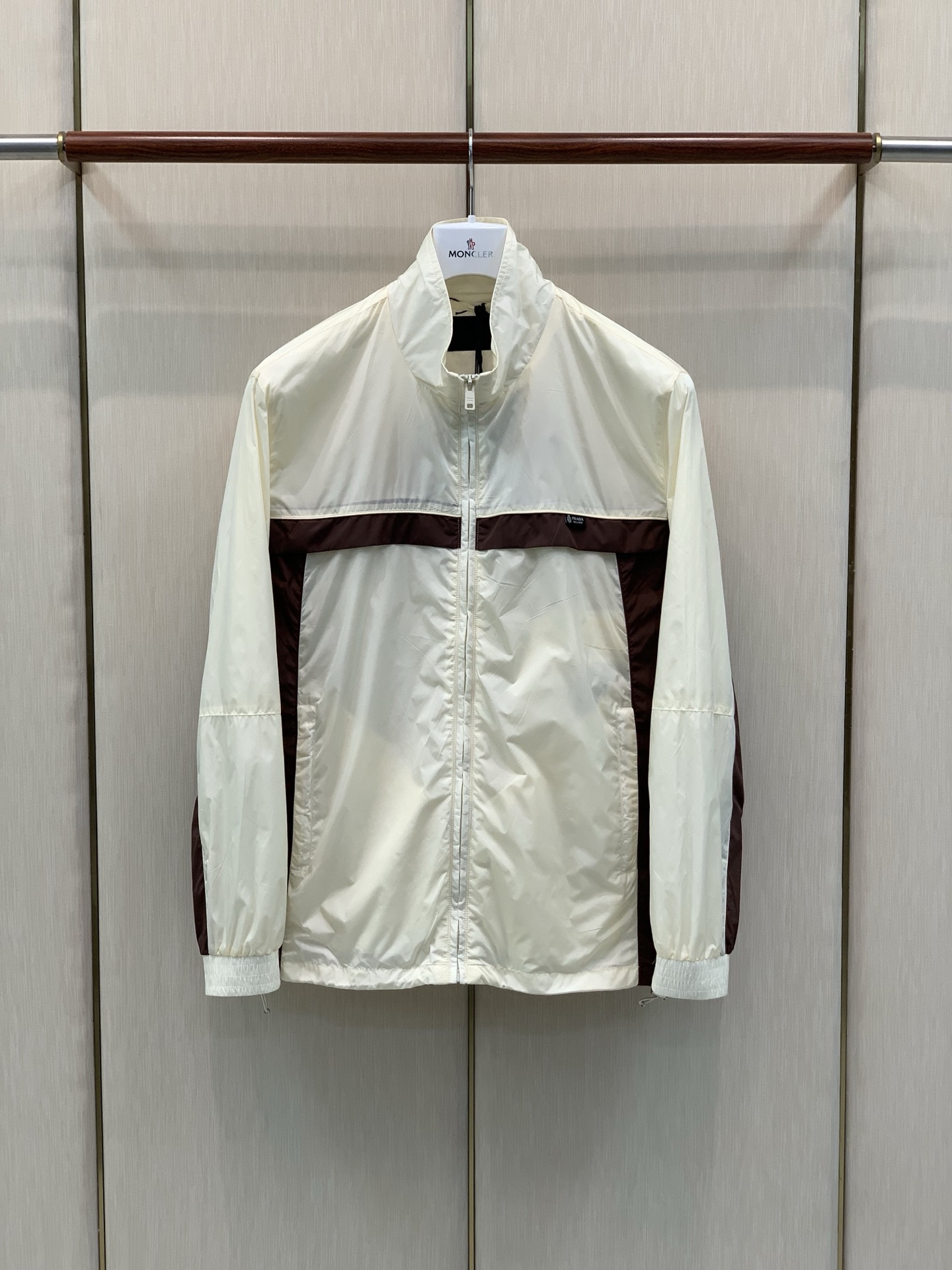 ，PRADA 普拉达，2026秋季最新品，专柜同步有售，时尚休闲连帽夹克外套，进口原版面料，做工极为复杂，唯一可以做代购