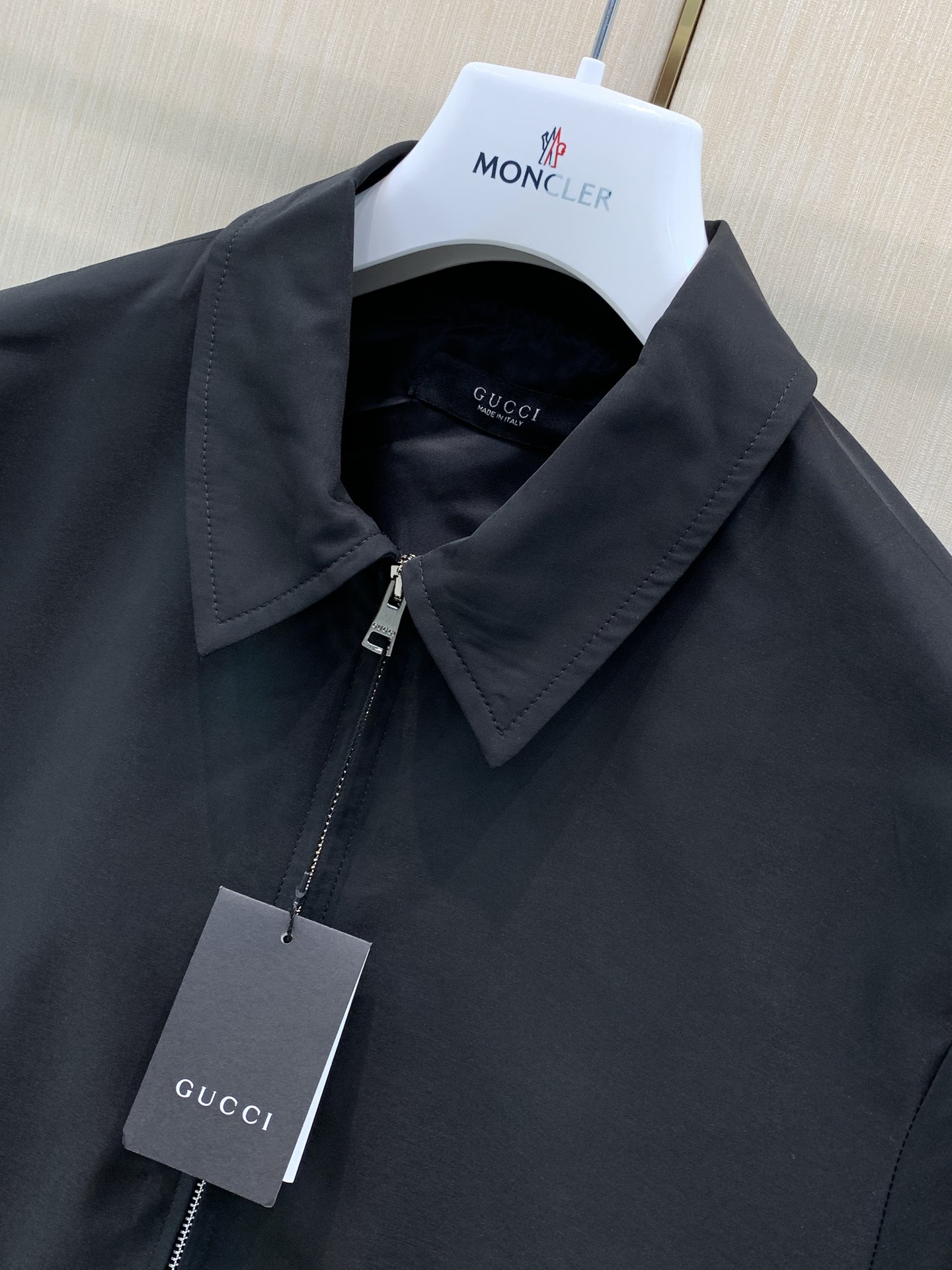，Gucci 古驰，2026秋季最新款，专柜同步有售，原单狠货，时尚休闲翻领夹克外套，上身很有特点！吸睛而有亮点，进口原