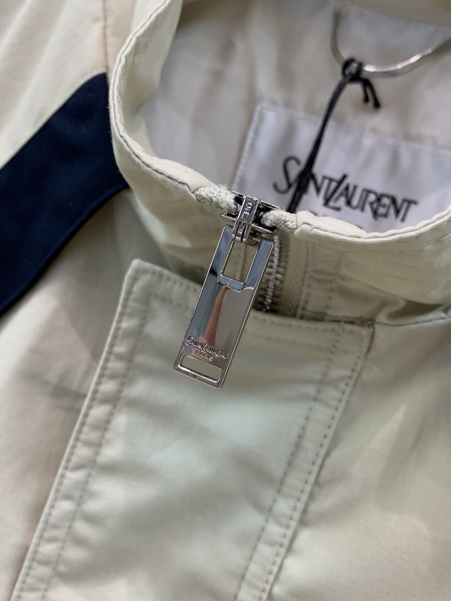 ，Saint Laurent 圣罗兰，2026秋季新品，时尚休闲圆立领夹克外套，专柜同步有售，原单狠货，采用进口原版面料