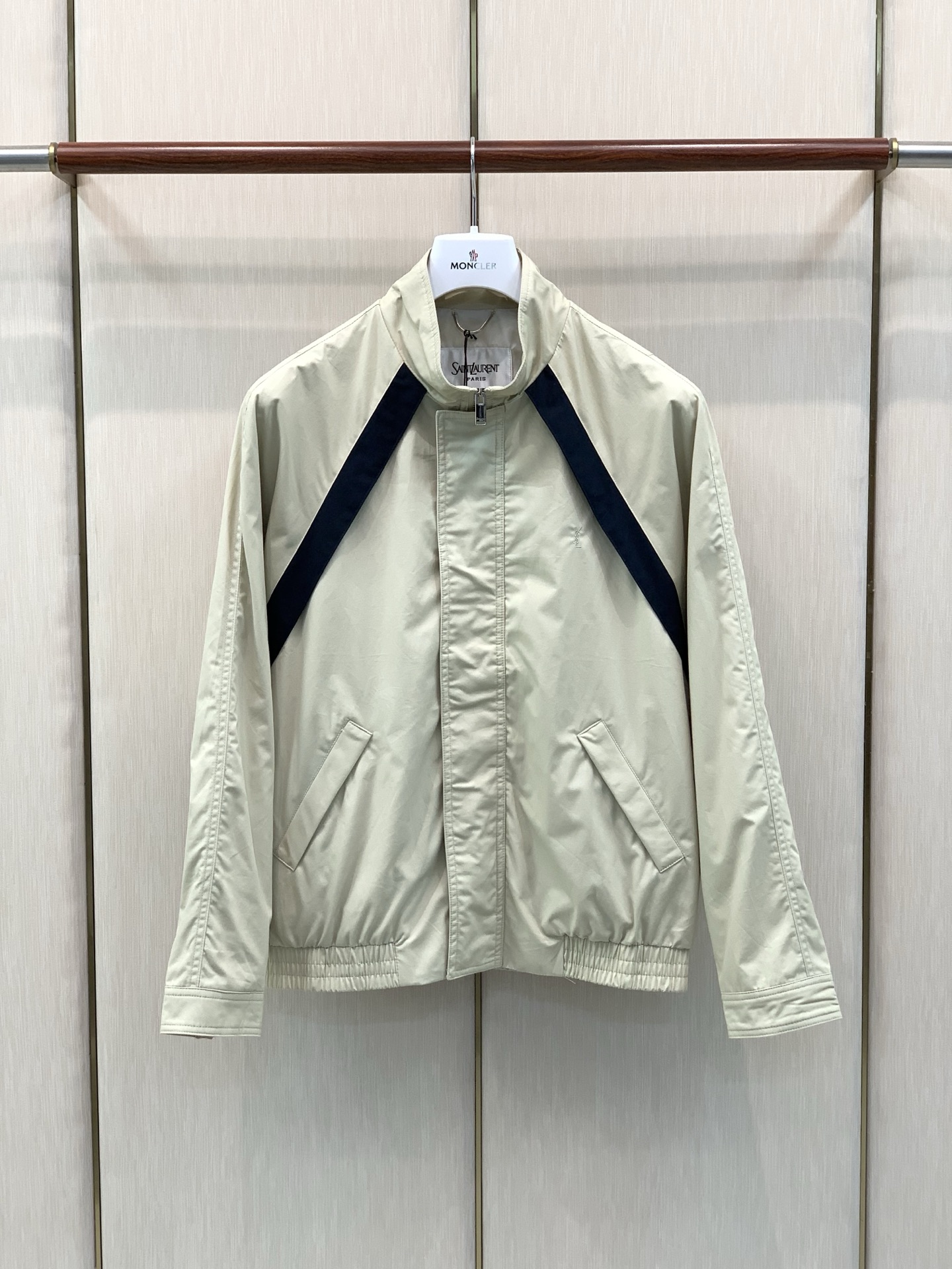 ，Saint Laurent 圣罗兰，2026秋季新品，时尚休闲圆立领夹克外套，专柜同步有售，原单狠货，采用进口原版面料