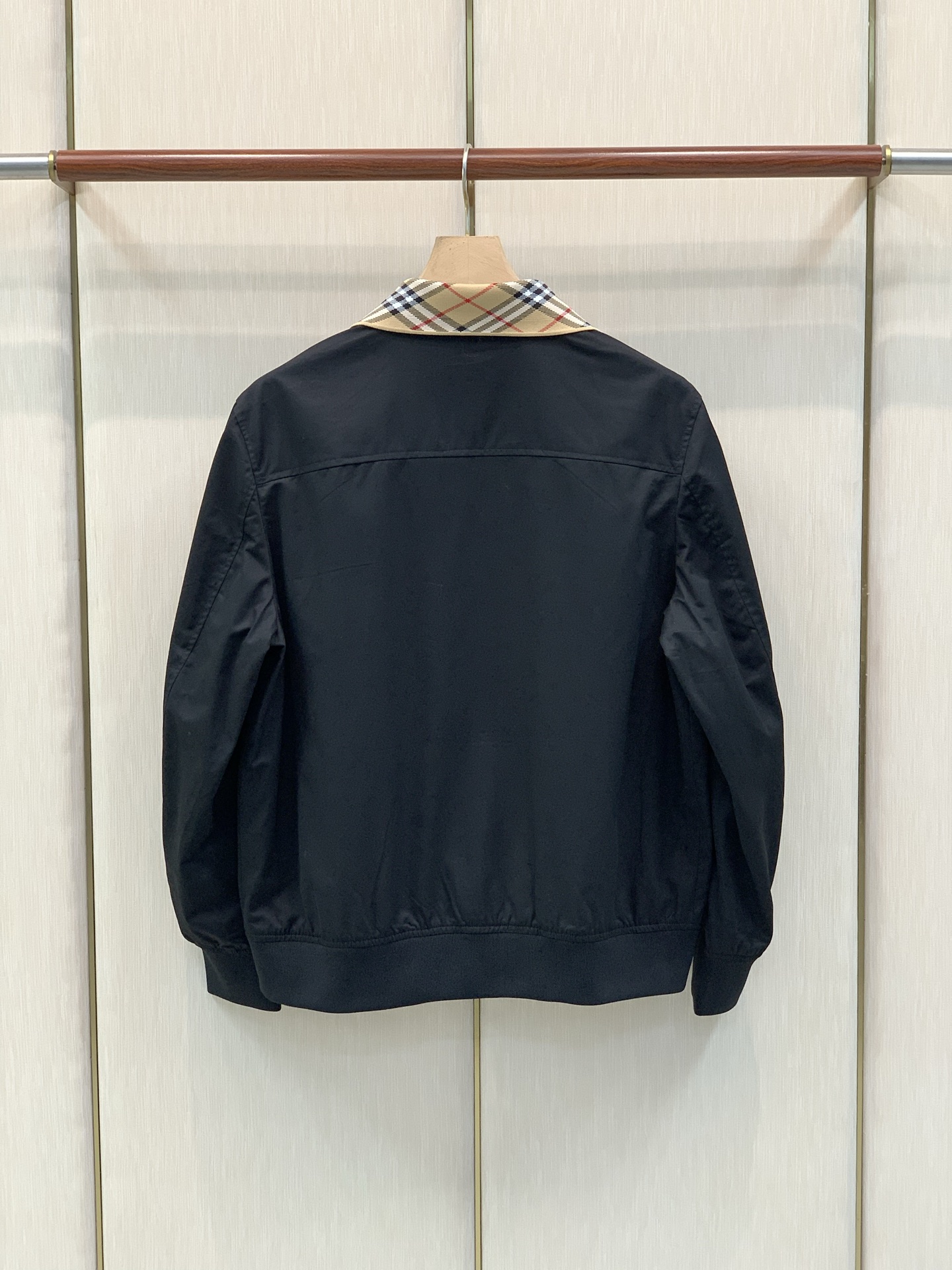 ，Burberry 巴宝莉，2026秋季最新品，专柜同步有售，原单狠货，时尚休闲翻领夹克外套，进口原版面料，上身舒适透气