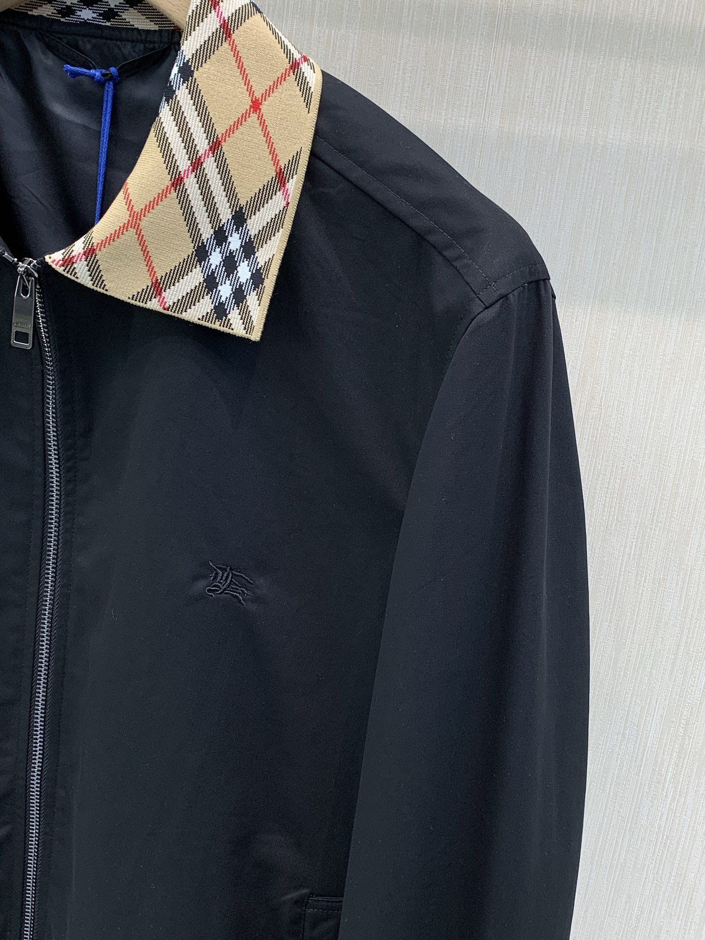 ，Burberry 巴宝莉，2026秋季最新品，专柜同步有售，原单狠货，时尚休闲翻领夹克外套，进口原版面料，上身舒适透气