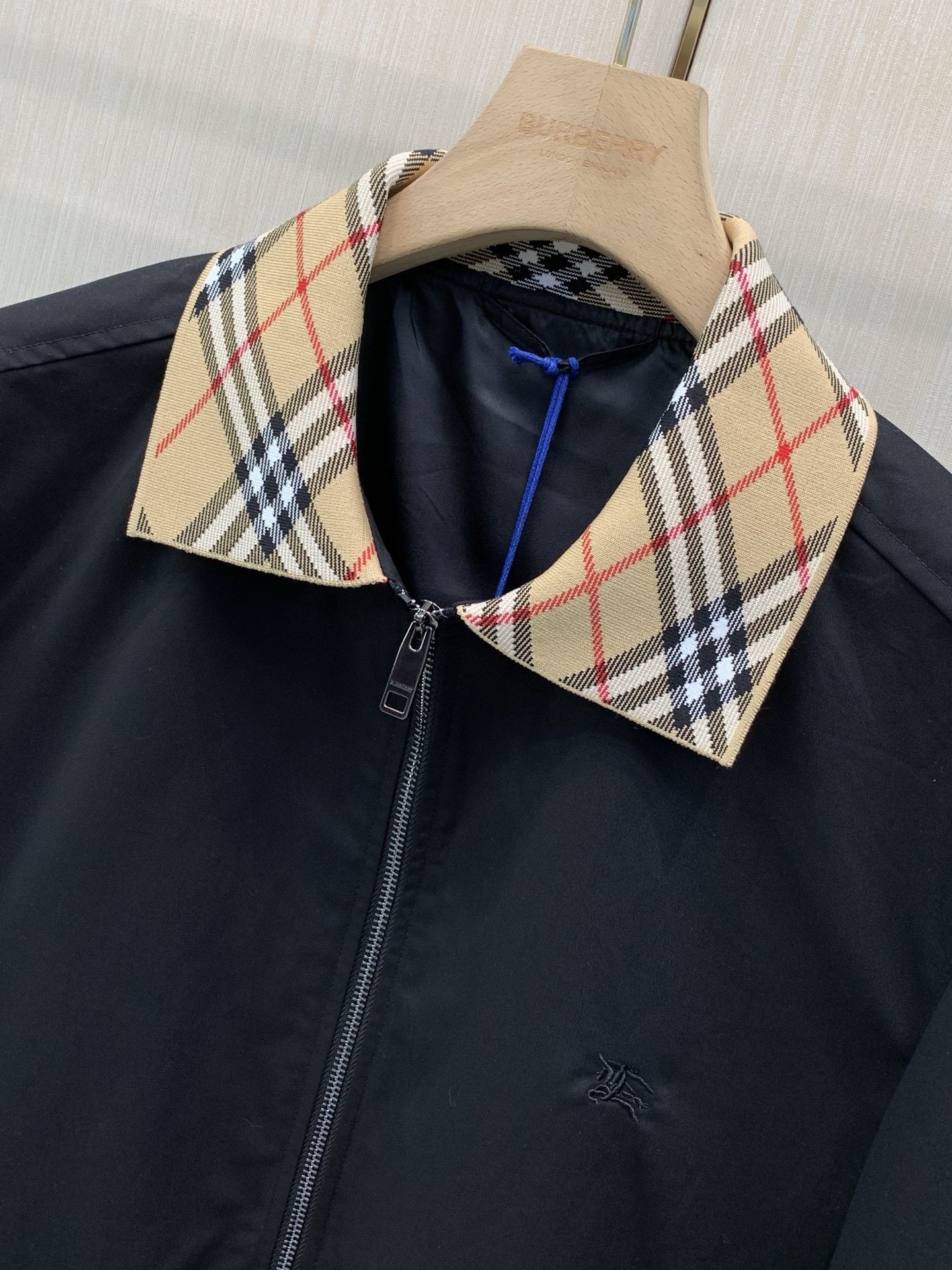 ，Burberry 巴宝莉，2026秋季最新品，专柜同步有售，原单狠货，时尚休闲翻领夹克外套，进口原版面料，上身舒适透气