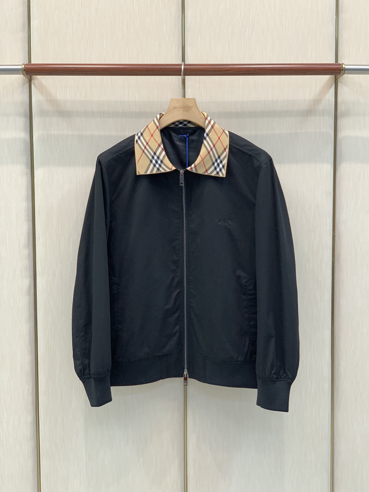 ，Burberry 巴宝莉，2026秋季最新品，专柜同步有售，原单狠货，时尚休闲翻领夹克外套，进口原版面料，上身舒适透气