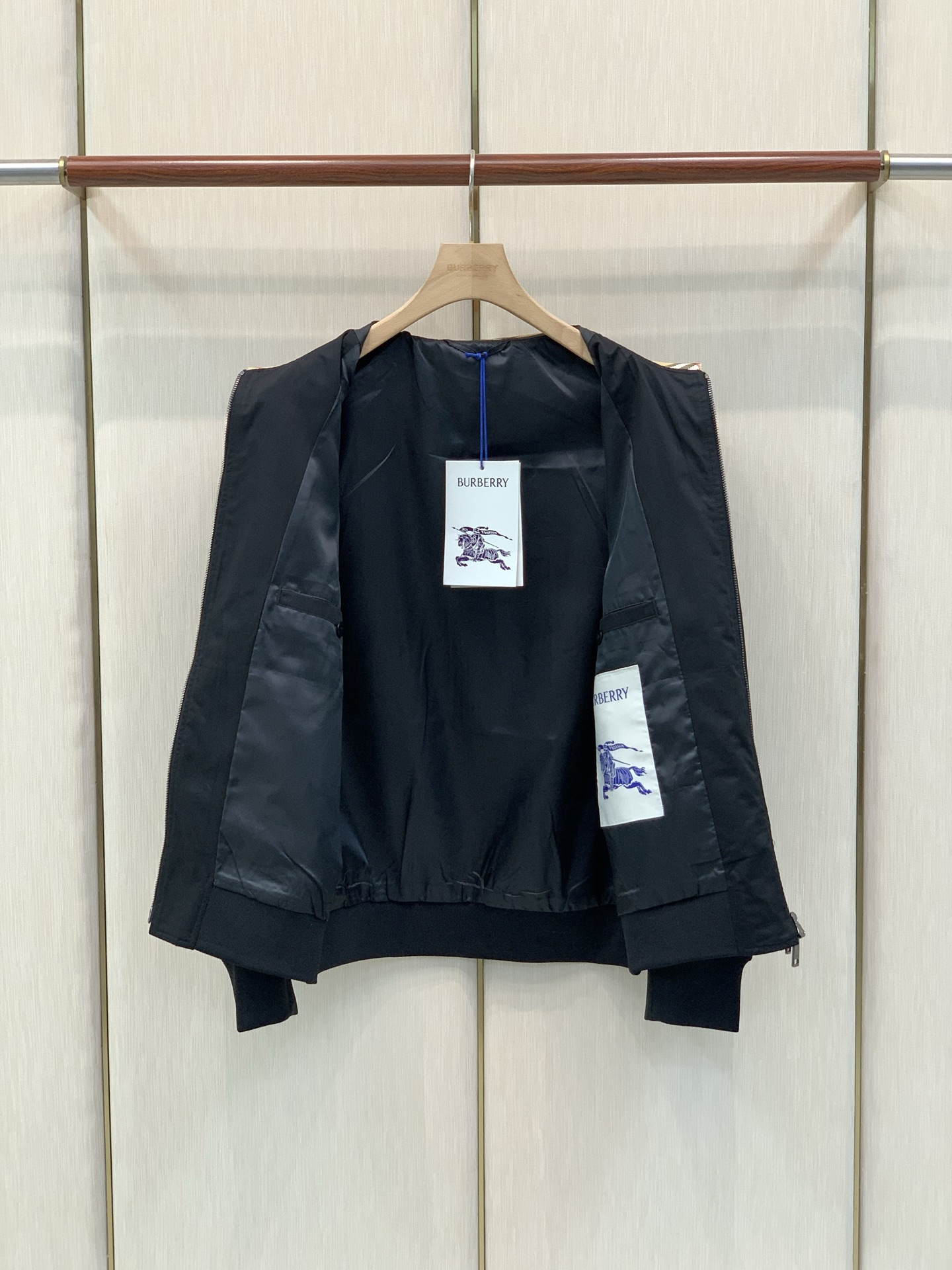 ，Burberry 巴宝莉，2026秋季最新品，专柜同步有售，原单狠货，时尚休闲翻领夹克外套，进口原版面料，上身舒适透气