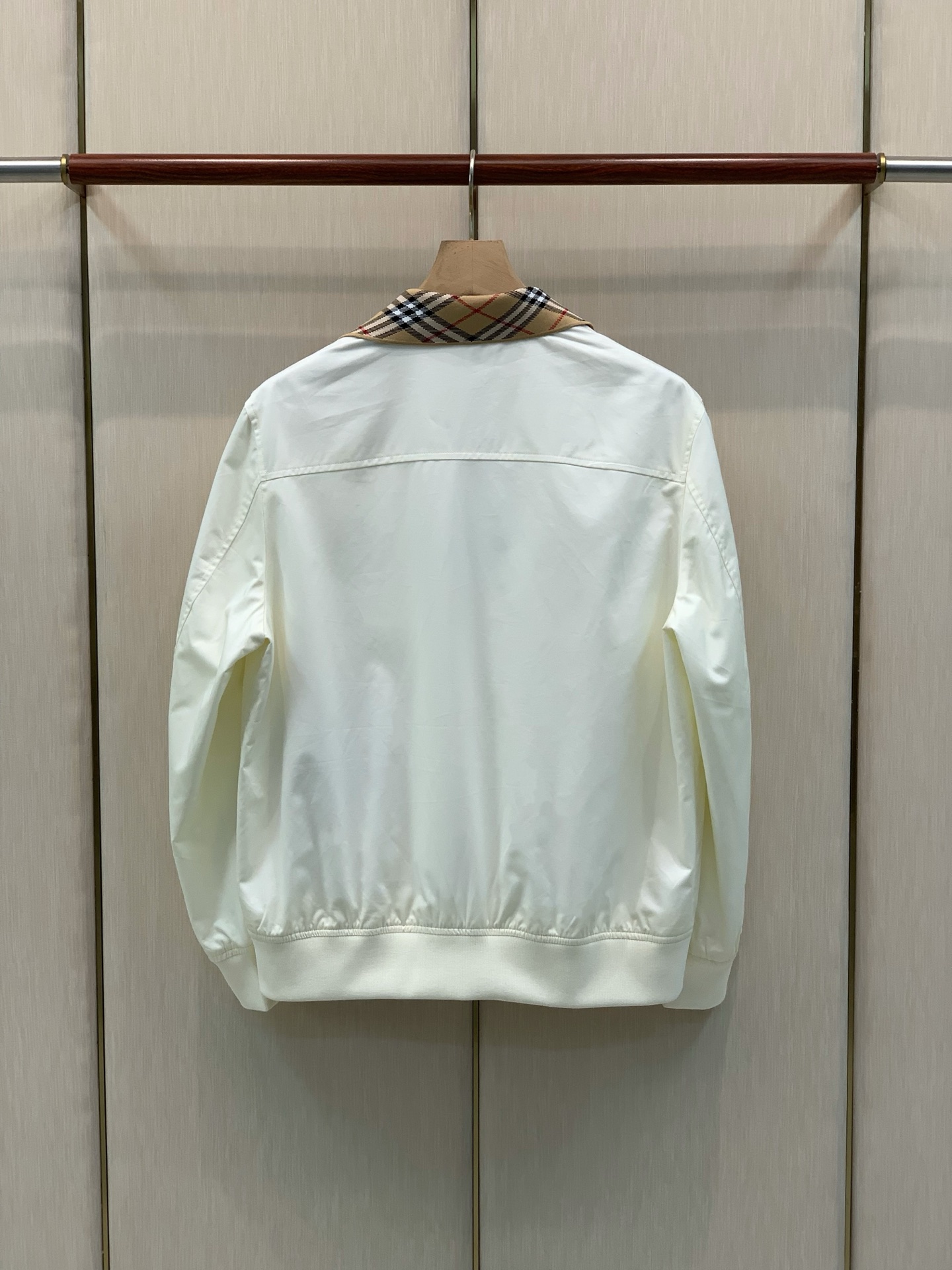 ，Burberry 巴宝莉，2026秋季最新品，专柜同步有售，原单狠货，时尚休闲翻领夹克外套，进口原版面料，上身舒适透气