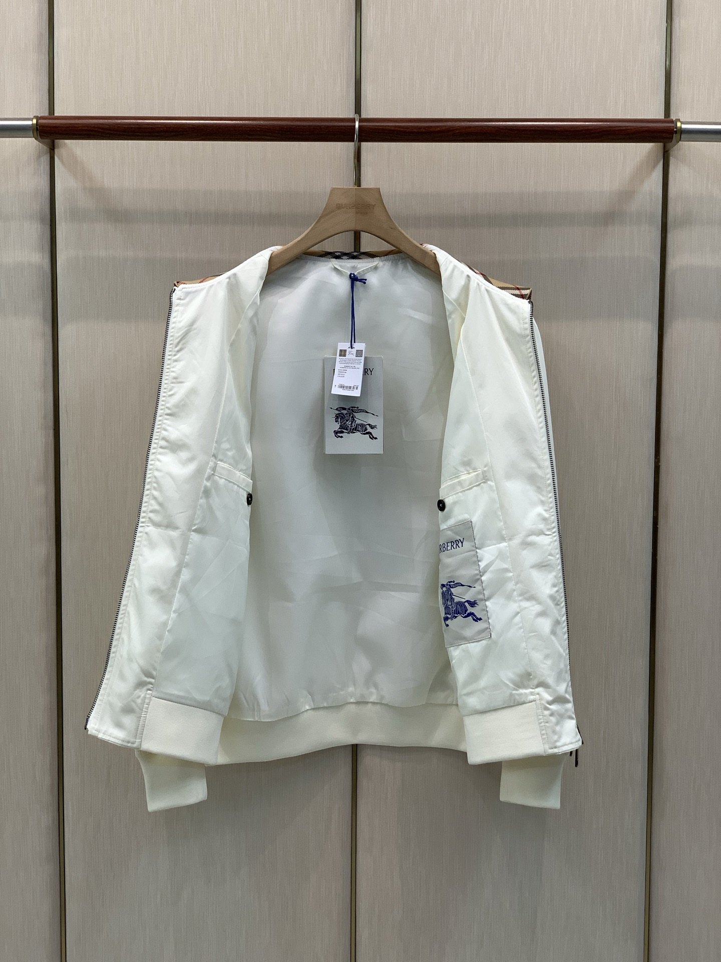 ，Burberry 巴宝莉，2026秋季最新品，专柜同步有售，原单狠货，时尚休闲翻领夹克外套，进口原版面料，上身舒适透气