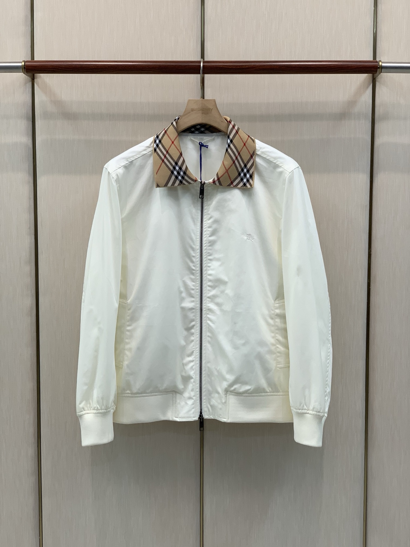 ，Burberry 巴宝莉，2026秋季最新品，专柜同步有售，原单狠货，时尚休闲翻领夹克外套，进口原版面料，上身舒适透气