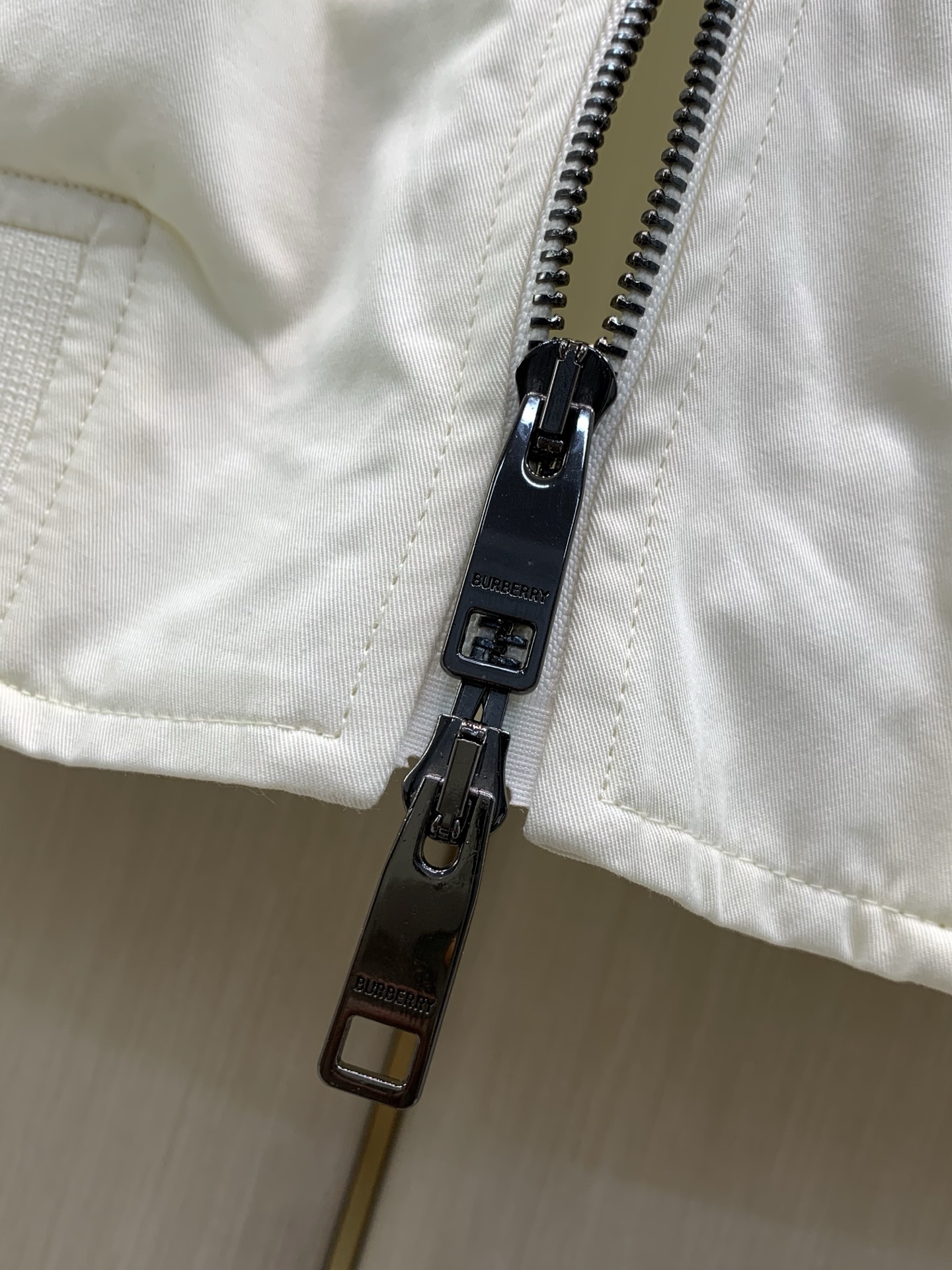 ，Burberry 巴宝莉，2026秋季最新品，专柜同步有售，原单狠货，时尚休闲翻领夹克外套，进口原版面料，上身舒适透气