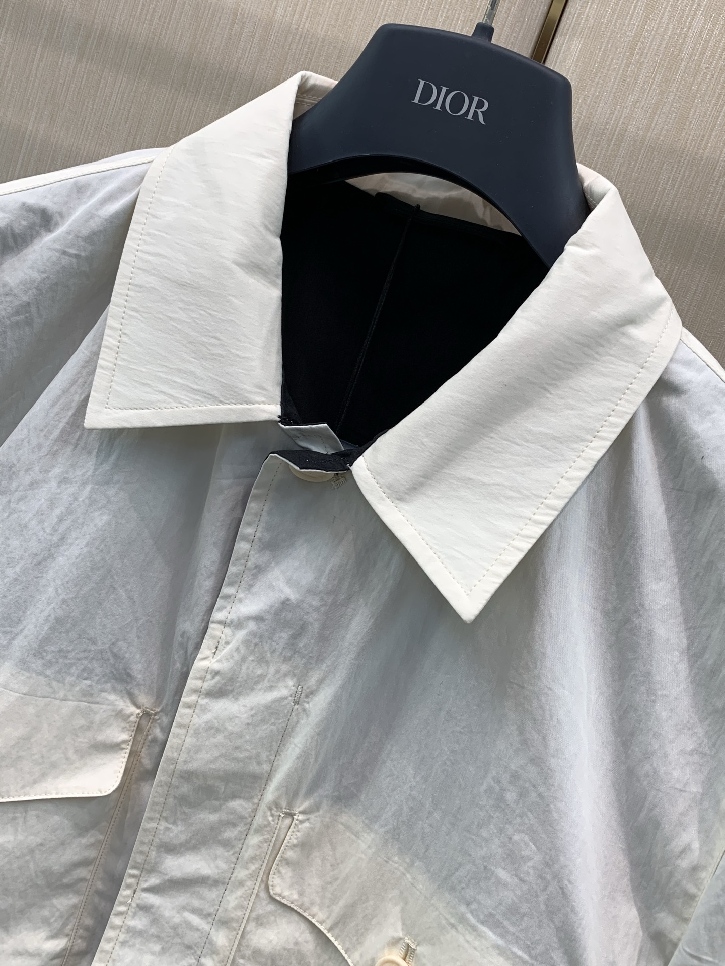 ，Dior 迪奥， 2026秋季新品，专柜同步有售，简约时尚休闲翻领夹克外套，原版进口面料，舒适透气，顶级印花工艺字母图