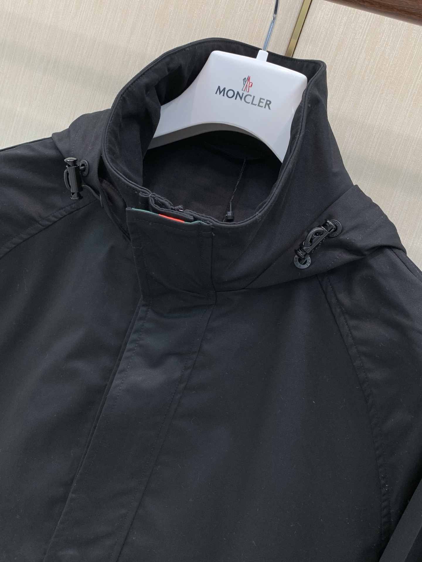 ，Gucci 古驰，2026秋季最新款，专柜同步有售，原单狠货，时尚休闲连帽夹克外套，上身很有特点！吸睛而有亮点，进口原