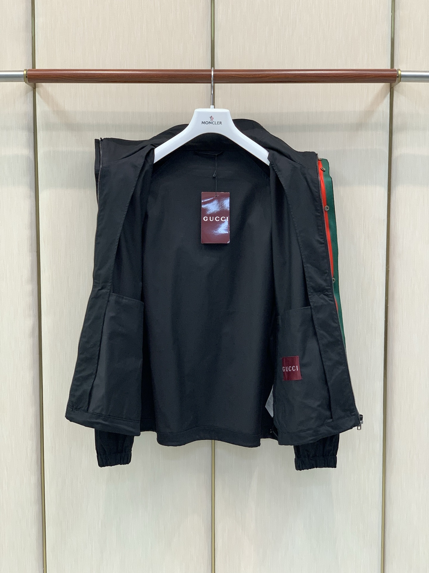 ，Gucci 古驰，2026秋季最新款，专柜同步有售，原单狠货，时尚休闲连帽夹克外套，上身很有特点！吸睛而有亮点，进口原