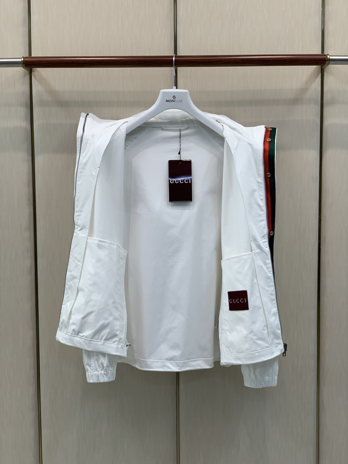 ，Gucci 古驰，2026秋季最新款，专柜同步有售，原单狠货，时尚休闲连帽夹克外套，上身很有特点！吸睛而有亮点，进口原