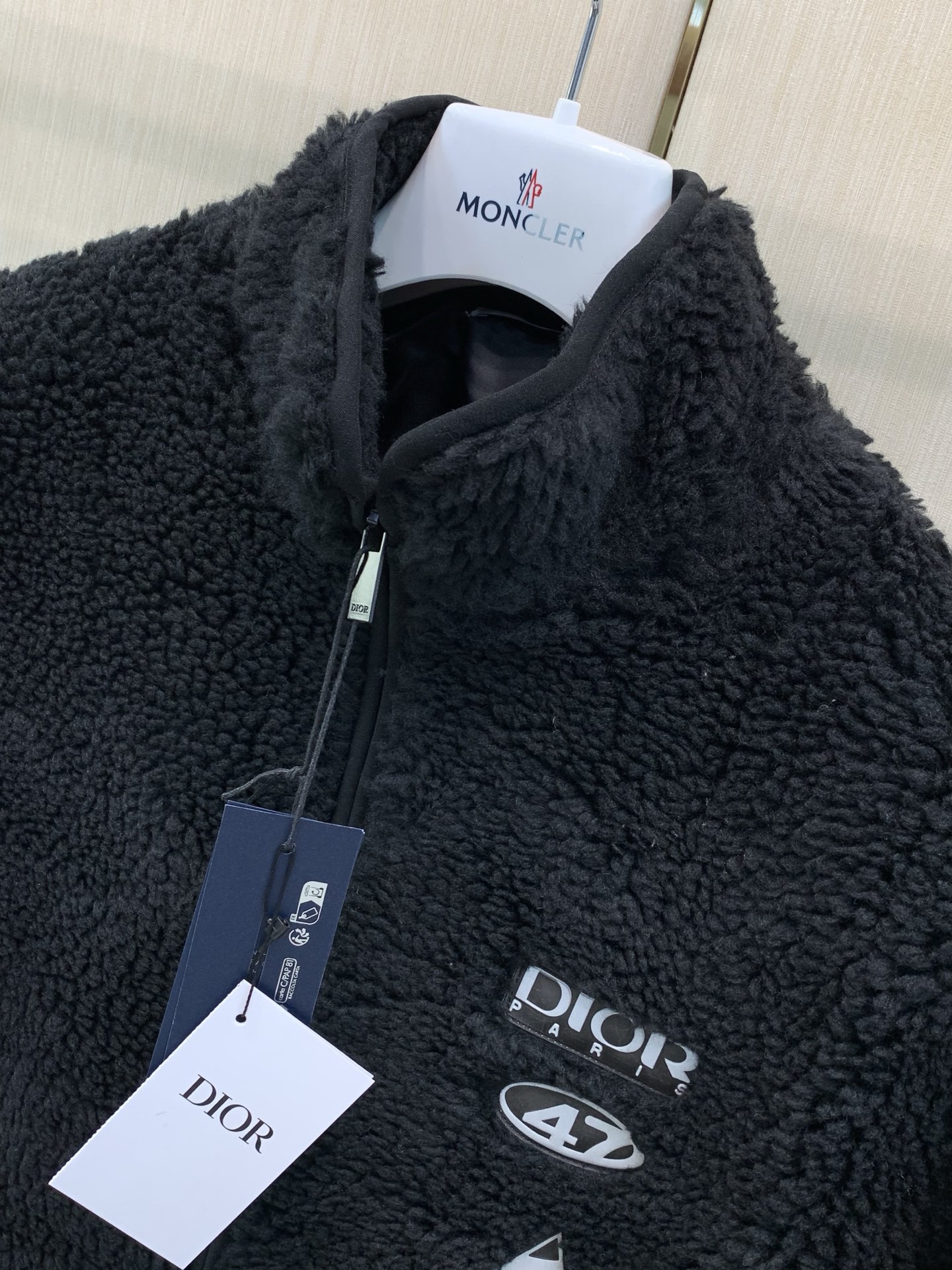，Dior 迪奥， 2026冬季新品，专柜同步有售，简约时尚休闲抓绒立领外套，原版进口面料，舒适透气，顶级印花工艺字母图