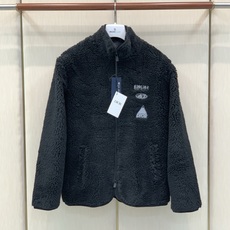 ,Dior 迪奥, 2026冬季新品,专柜同步有售,简约时尚休闲抓绒立领外套,原版进口面料,舒适透气,顶级印花工艺字母图 ,Dior 迪奥, 2026冬季新品,专柜同步有售,简约时尚休闲抓绒立领外套,原版进口面料,舒适透气,顶级印花工艺字母图