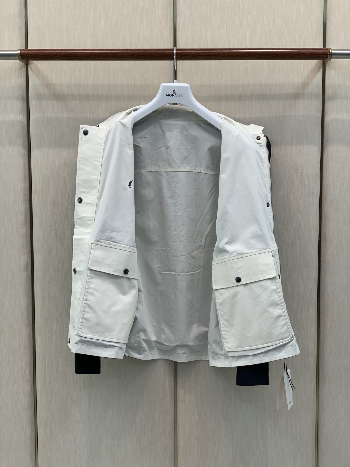 ,Saint Laurent 圣罗兰,2026秋季新品,时尚休闲立领两面穿夹克外套,专柜同步有售,原单狠货,采用进口原版 ,Saint Laurent 圣罗兰,2026秋季新品,时尚休闲立领两面穿夹克外套,专柜同步有售,原单狠货,采用进口原版