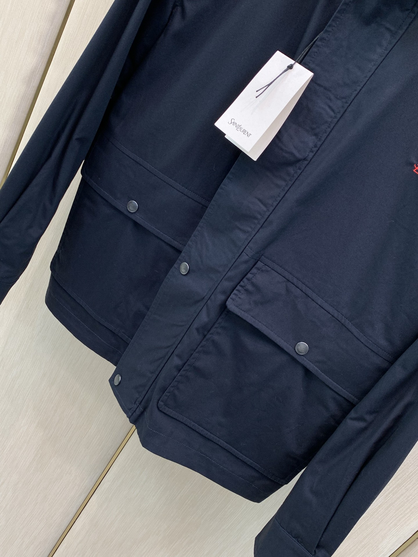 ,Saint Laurent 圣罗兰,2026秋季新品,时尚休闲立领两面穿夹克外套,专柜同步有售,原单狠货,采用进口原版 ,Saint Laurent 圣罗兰,2026秋季新品,时尚休闲立领两面穿夹克外套,专柜同步有售,原单狠货,采用进口原版