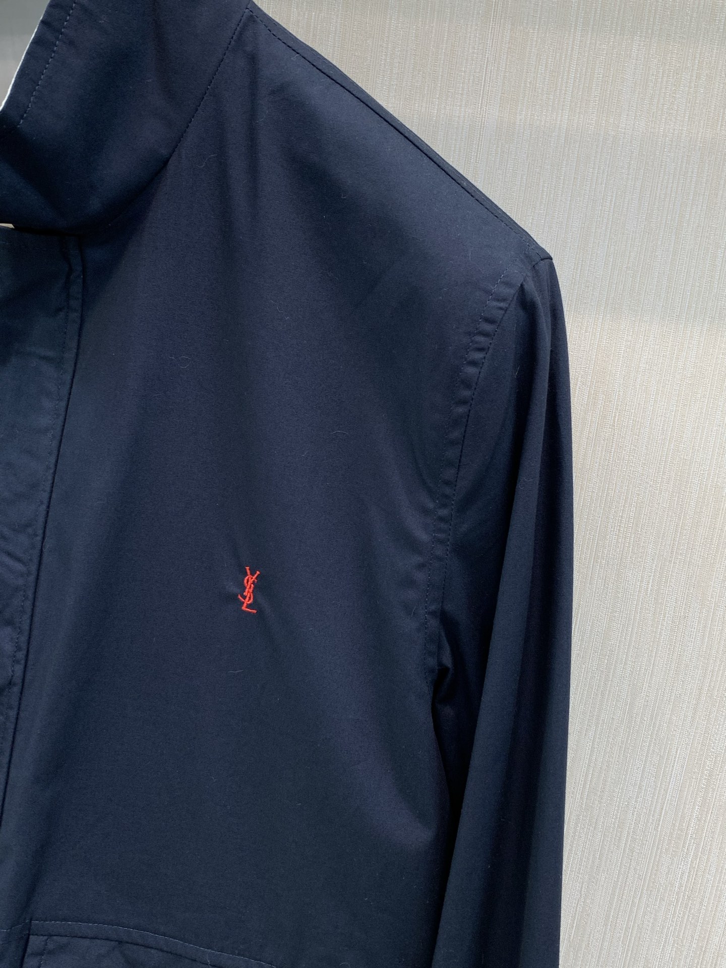 ,Saint Laurent 圣罗兰,2026秋季新品,时尚休闲立领两面穿夹克外套,专柜同步有售,原单狠货,采用进口原版 ,Saint Laurent 圣罗兰,2026秋季新品,时尚休闲立领两面穿夹克外套,专柜同步有售,原单狠货,采用进口原版