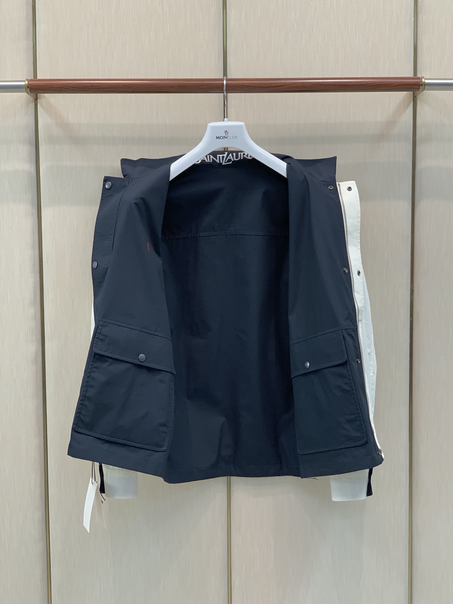 ,Saint Laurent 圣罗兰,2026秋季新品,时尚休闲立领两面穿夹克外套,专柜同步有售,原单狠货,采用进口原版 ,Saint Laurent 圣罗兰,2026秋季新品,时尚休闲立领两面穿夹克外套,专柜同步有售,原单狠货,采用进口原版