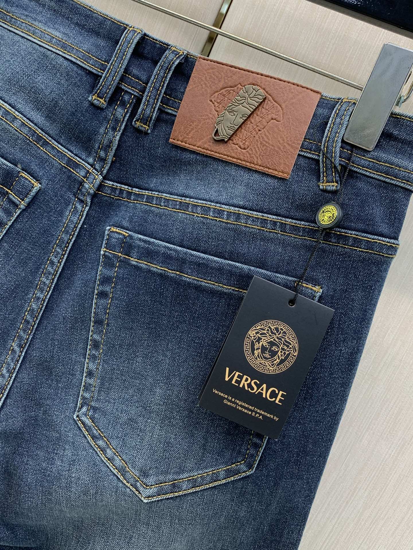 ，Versace 范思哲，2026秋季最新品，专柜同步有售，原单狠货，时尚休闲水洗牛仔裤，进口原版水洗面料，舒适透气，顶