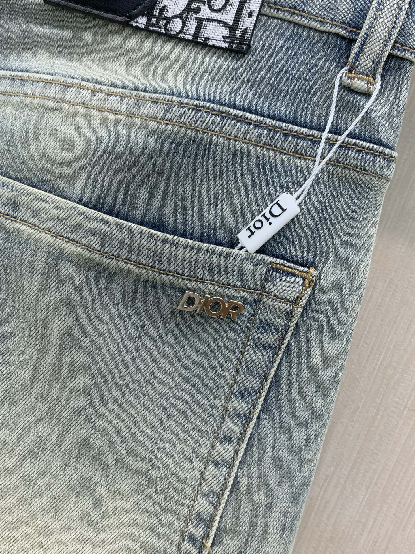 ，Dior 迪奥，2026秋季新品，官网专柜同步有售，原单狠货，时尚休闲水洗牛仔裤，超级有范儿的一款牛仔裤，定制原版水洗
